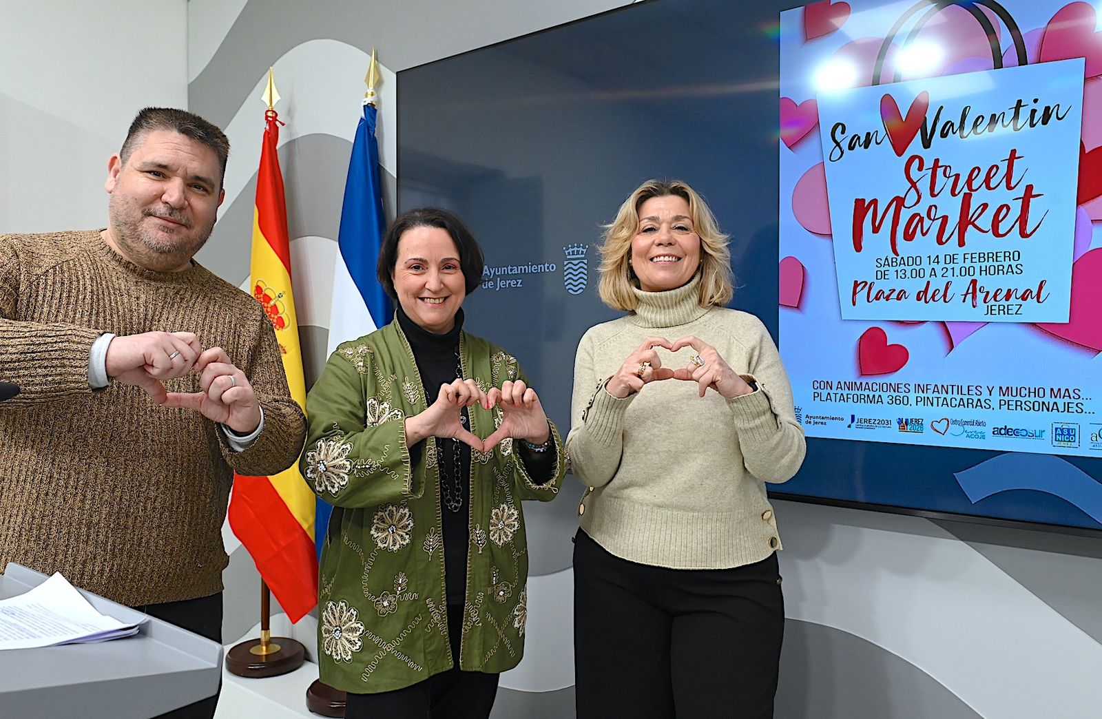 Nela García, flanqueada por Javier Márquez y Ana María Pérez en la presentación de 'San Valentín Street Market'.