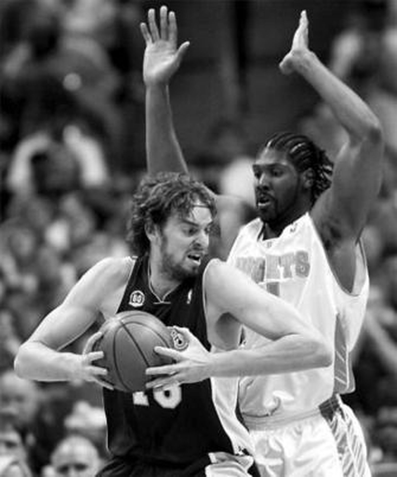 Pau Gasol gana la posición ante el jugador de los Nuggets, Nene.