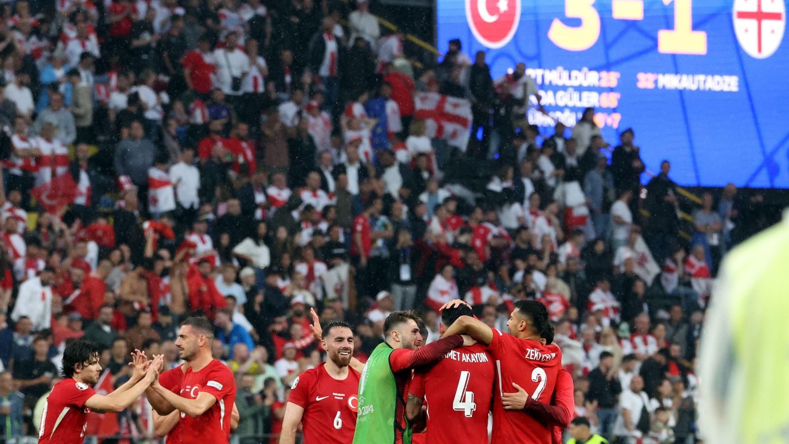 Los jugadores de Turquía celebran su victoria por 3-1 ante Georgia en su debut. Los jugadores de Turquía celebran su victoria por 3-1 ante Georgia en su debut.