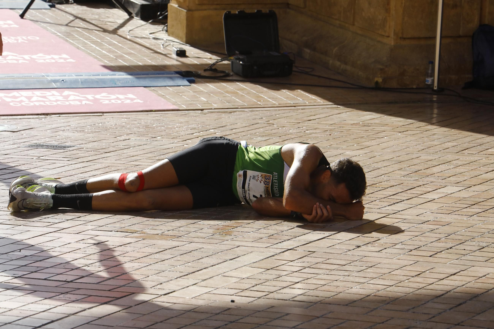 La gloria de cruzar la Puerta del Puente: las fotos de la línea de meta de la Media Maratón de Córdoba 2024