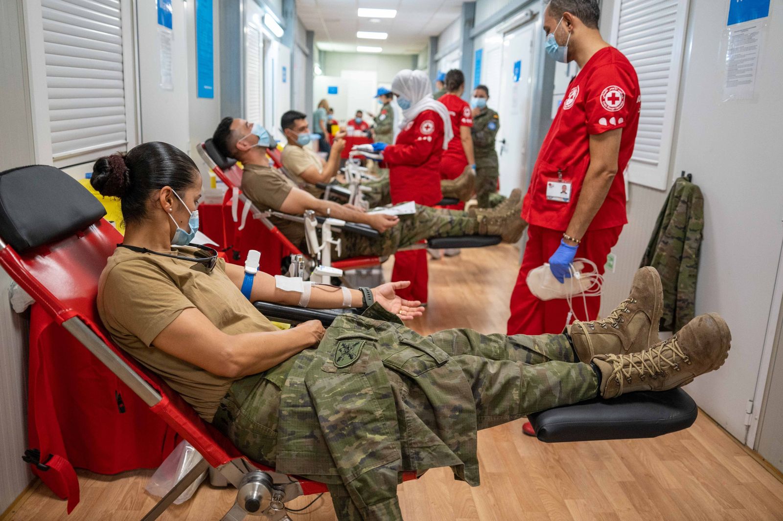 Militares del Muriano, durante la donación de sangre en Líbano.