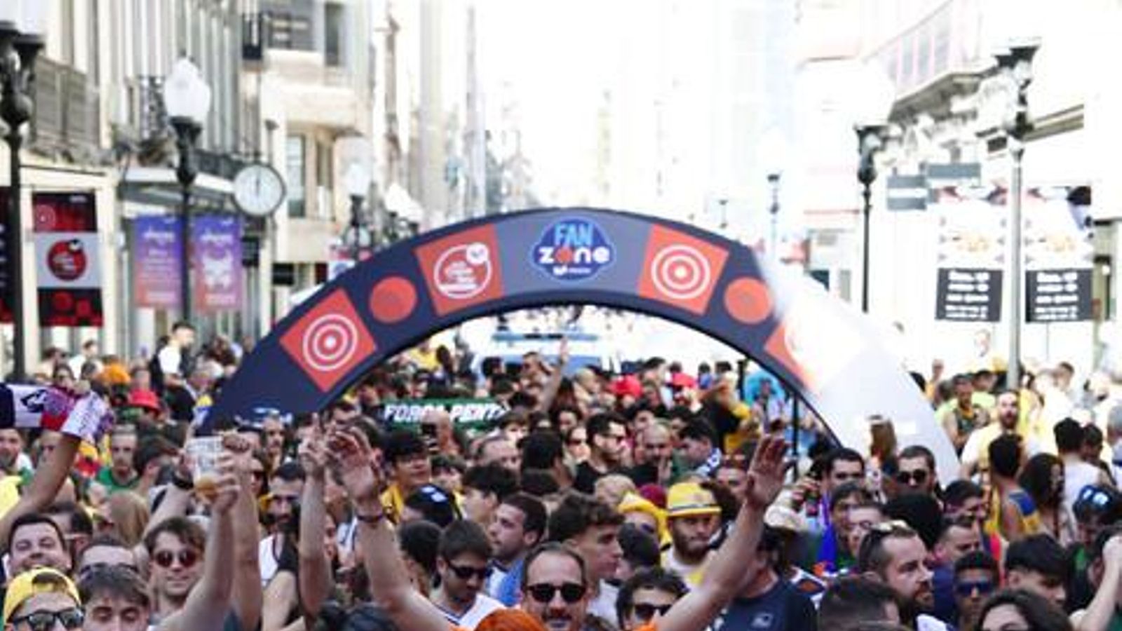 La gran fiesta de las aficiones en la Copa: Miles de personas toman las calles de Las Palmas