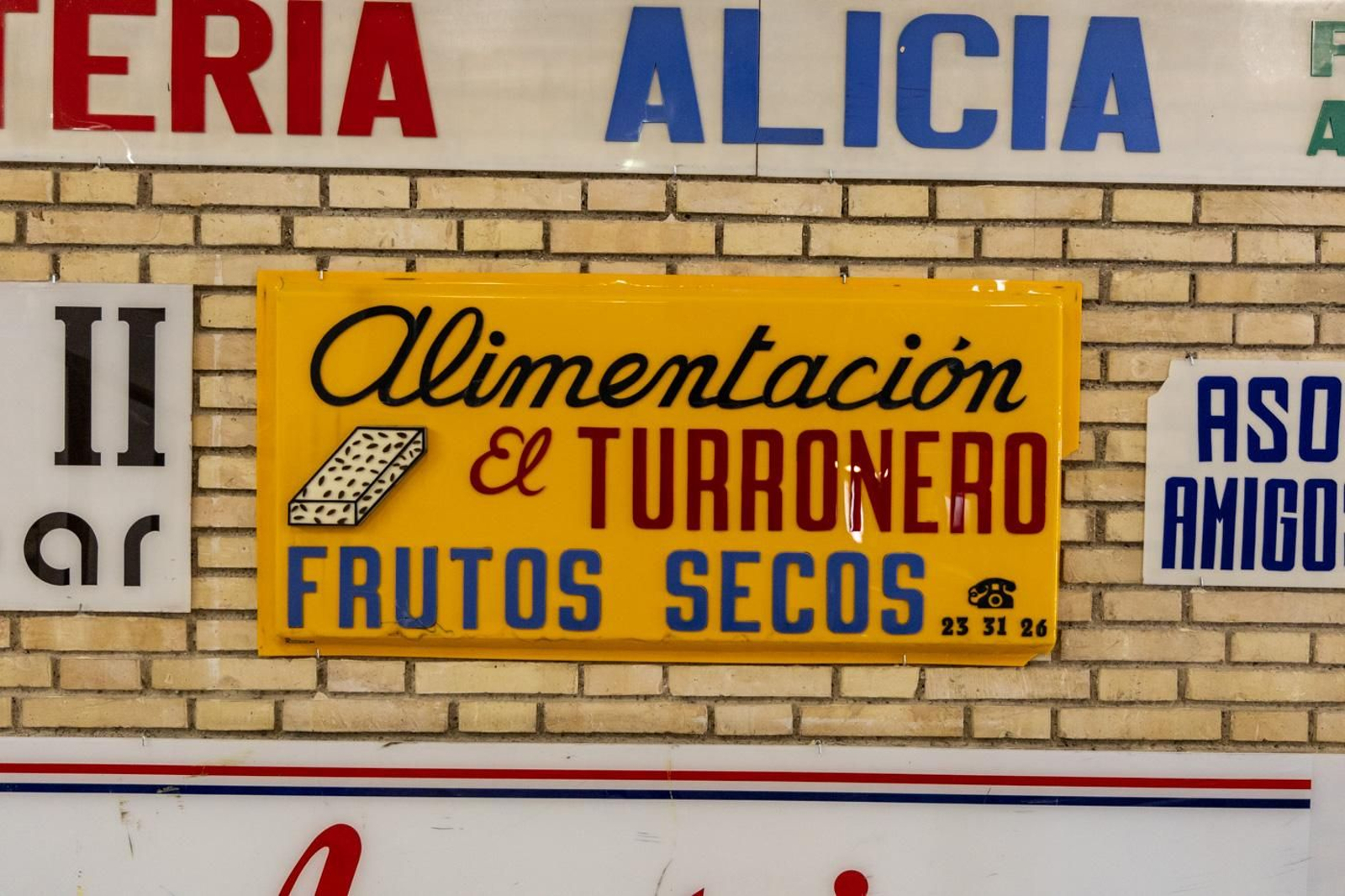 Los letreros más míticos de Jaén se rescatan y exhiben en la exposición Rótulos Chuléricos'