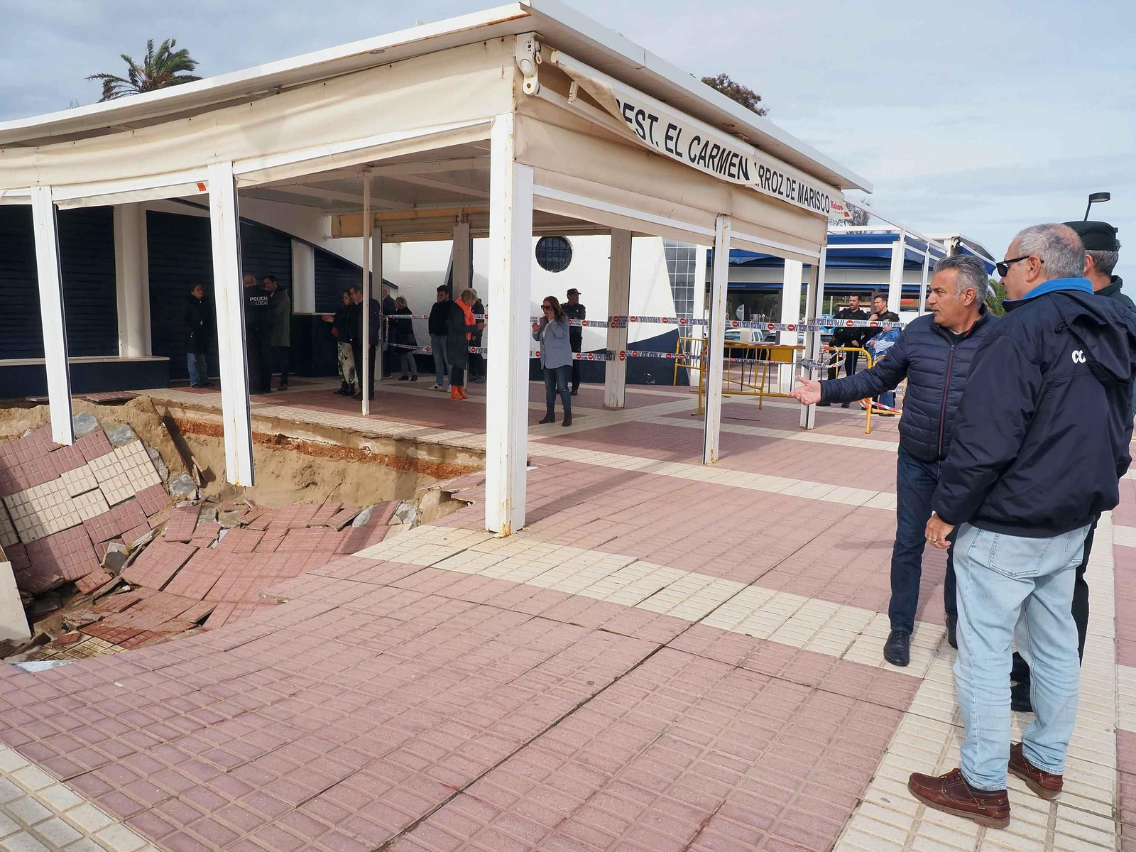 El alcalde de Isla Cristina, Jenaro Orta, y el jefe provincial de Costas, Gabriel Cuena, valoran los daños junto a técnicos municipales