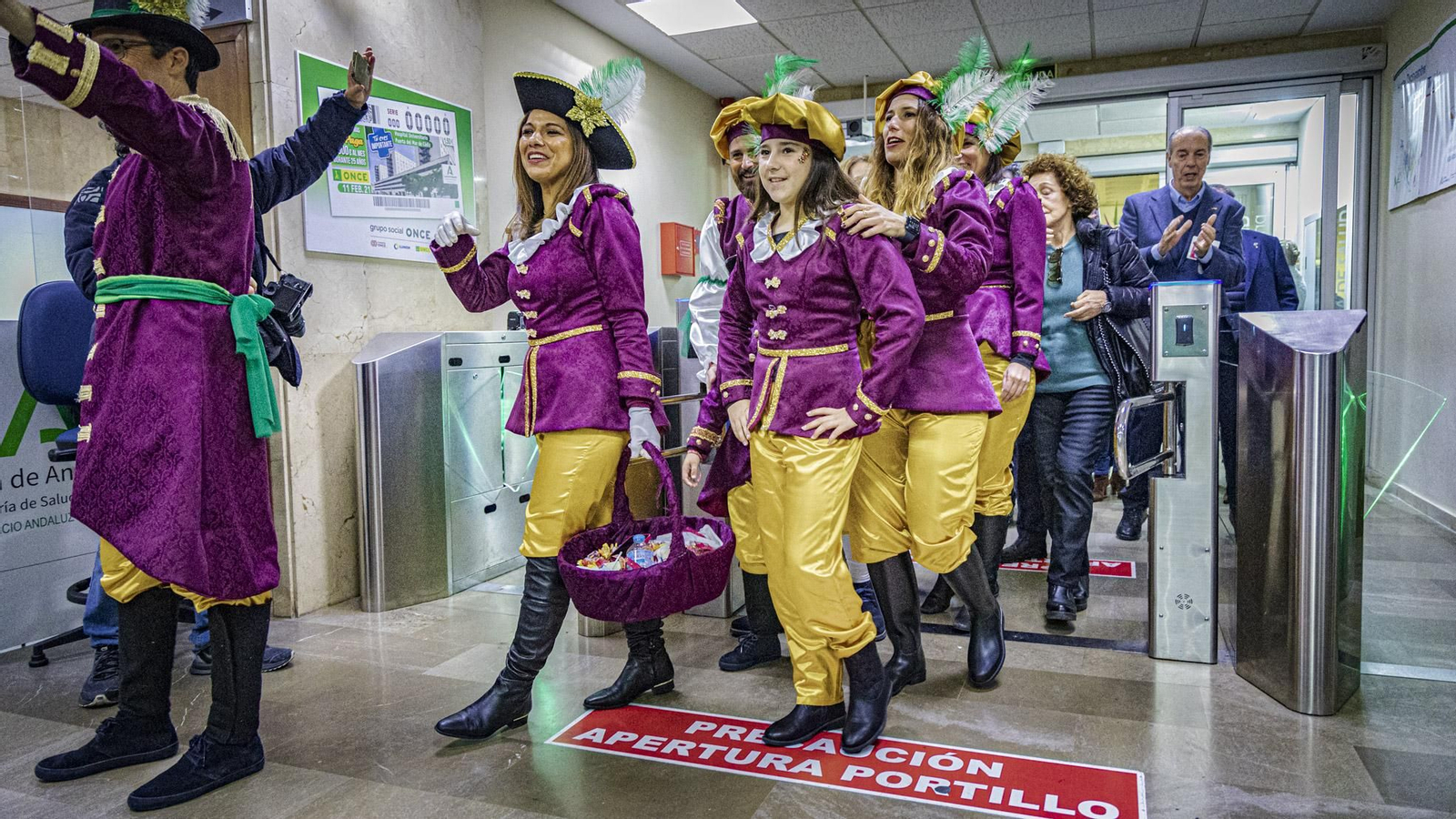 Las imágenes de SS.MM. los Reyes Magos en Cádiz: Visitas y cabalgata