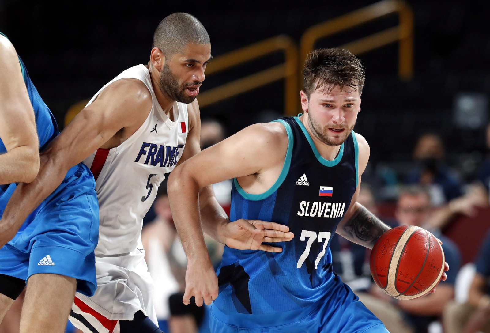 Nico Batum defiende a Doncic durante la semifinal.