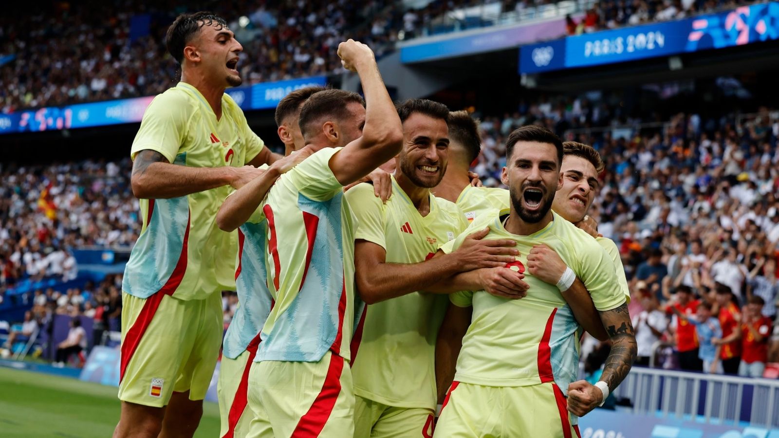 Los futbolistas nacionales celebran el tanto de Álex Baena.