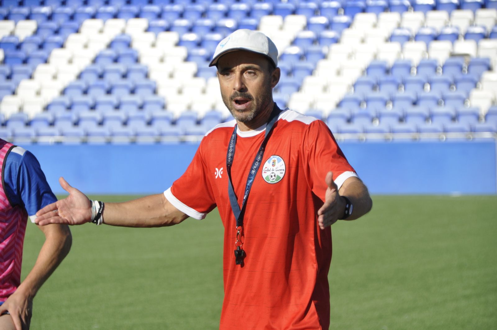Dimas Carrasco hace indicaciones durante un entrenamiento.