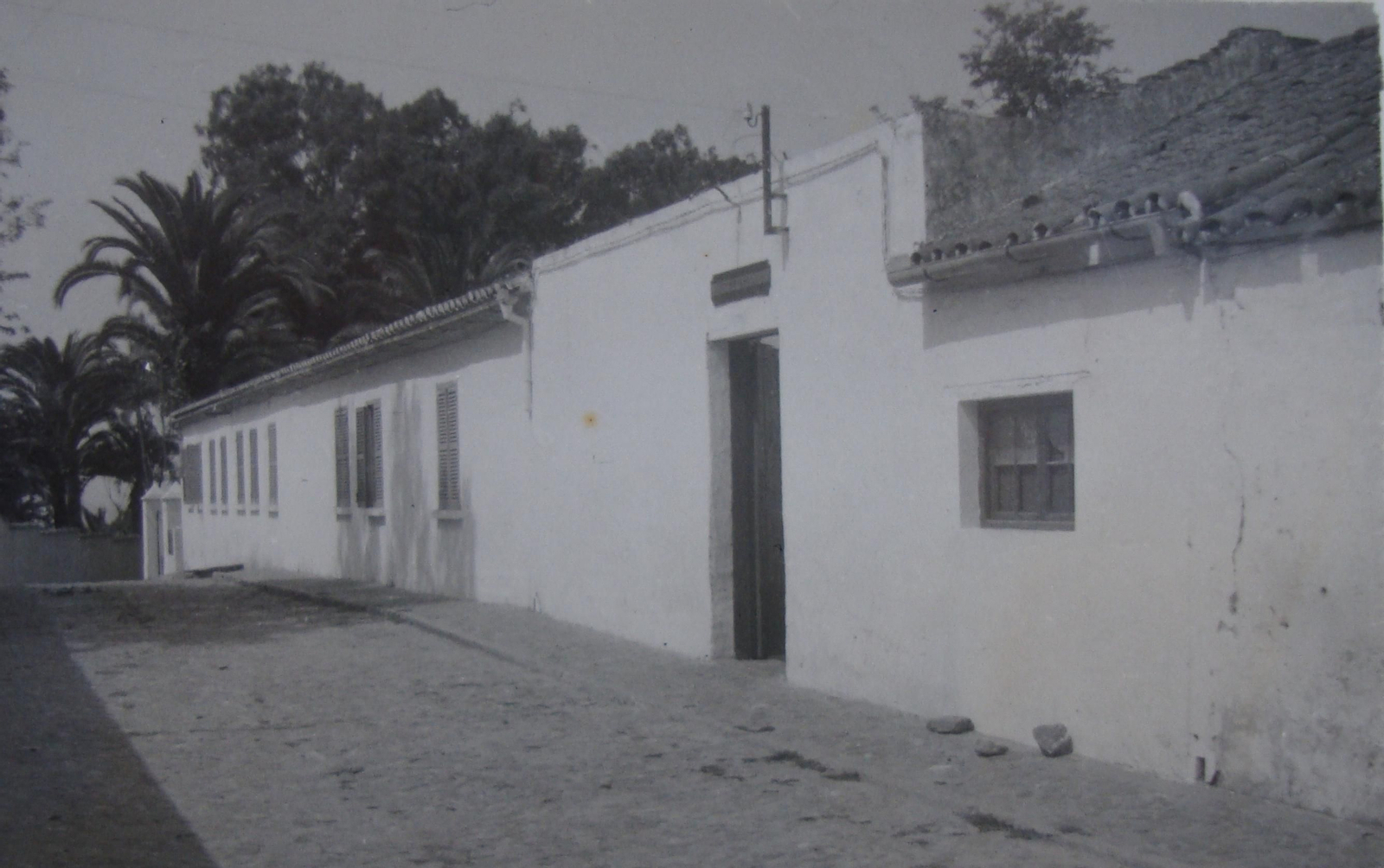 Fachada principal de la casa-cuartel de la Guardia Civil del Campamento de Benalife hacia 1960.