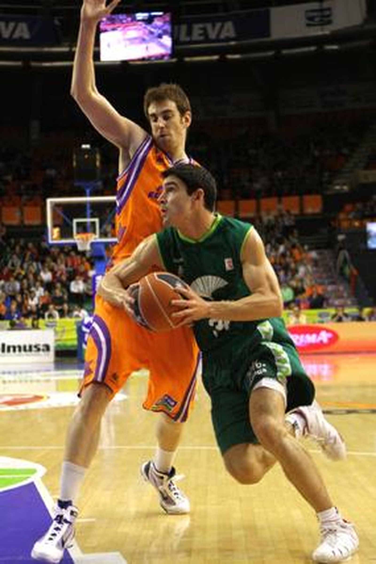 El Unicaja cae ante el Valencia lastrado por una mala primera parte. / LOF