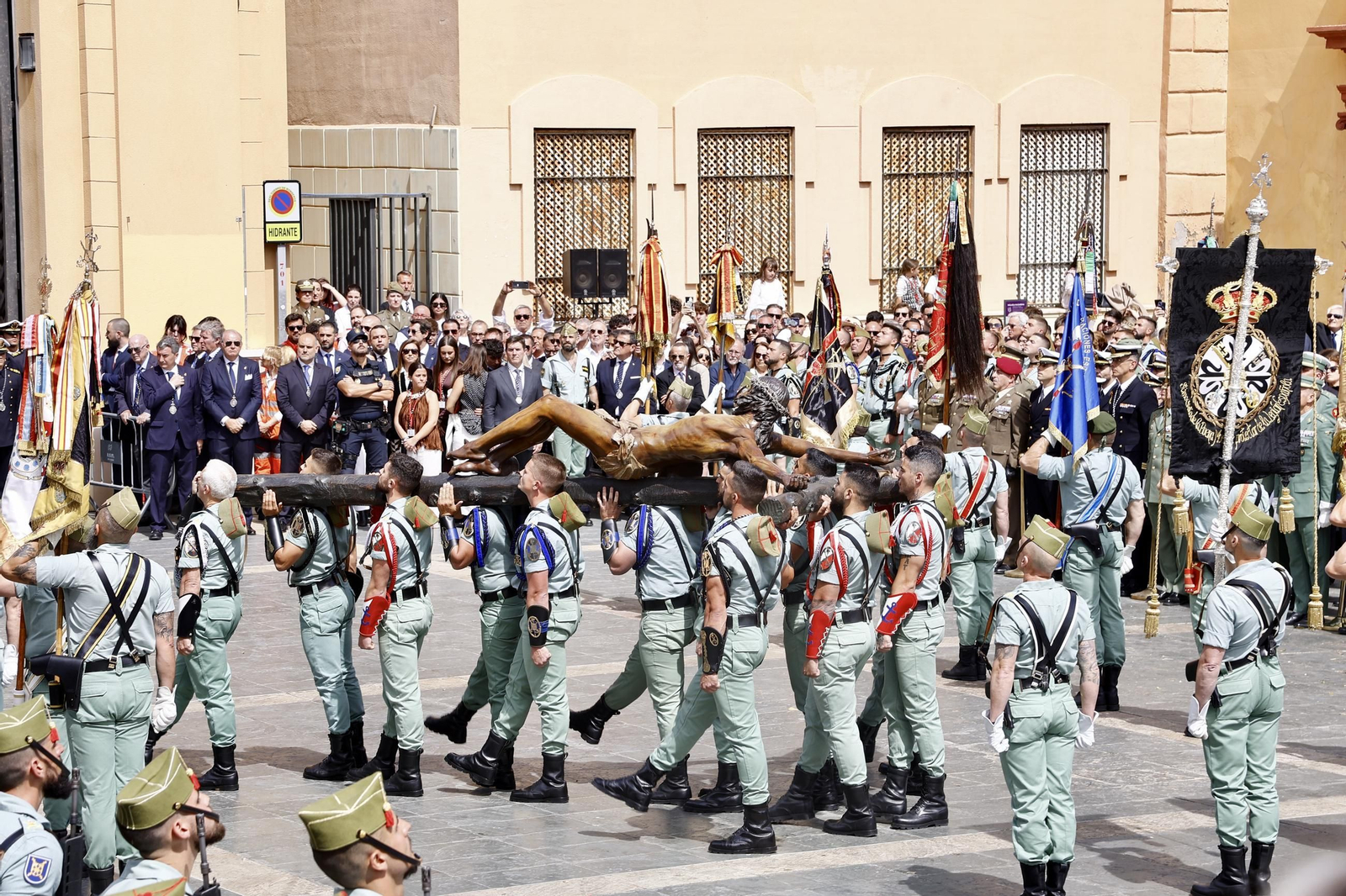 Las fotos de la Legión en el traslado del Cristo de Mena en Málaga este Jueves Santo