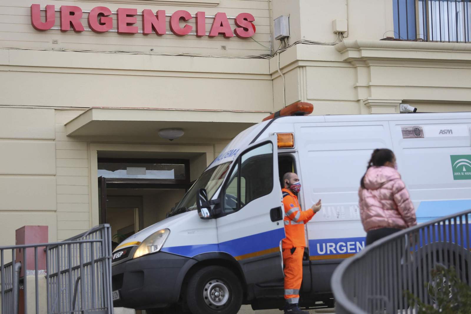 Una ambulancia, en la zona de Urgencias del Hospital Regional de Málaga.