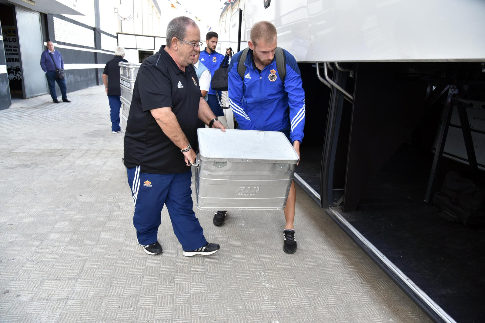 Pipi y Joe cargan el autocar de la Balona antes de un viaje.