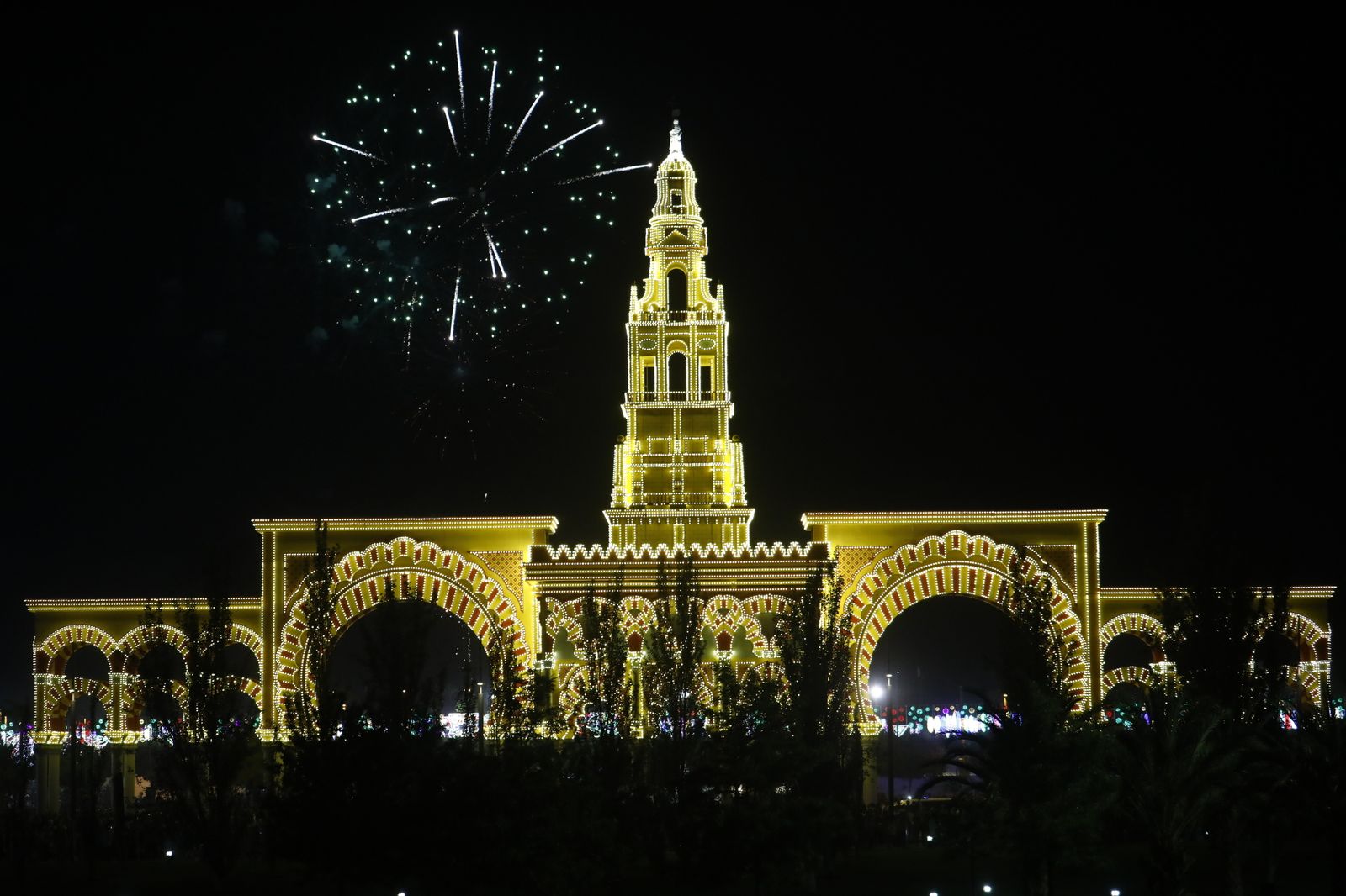 El encendido de la portada de la Feria de Córdoba, en fotografías