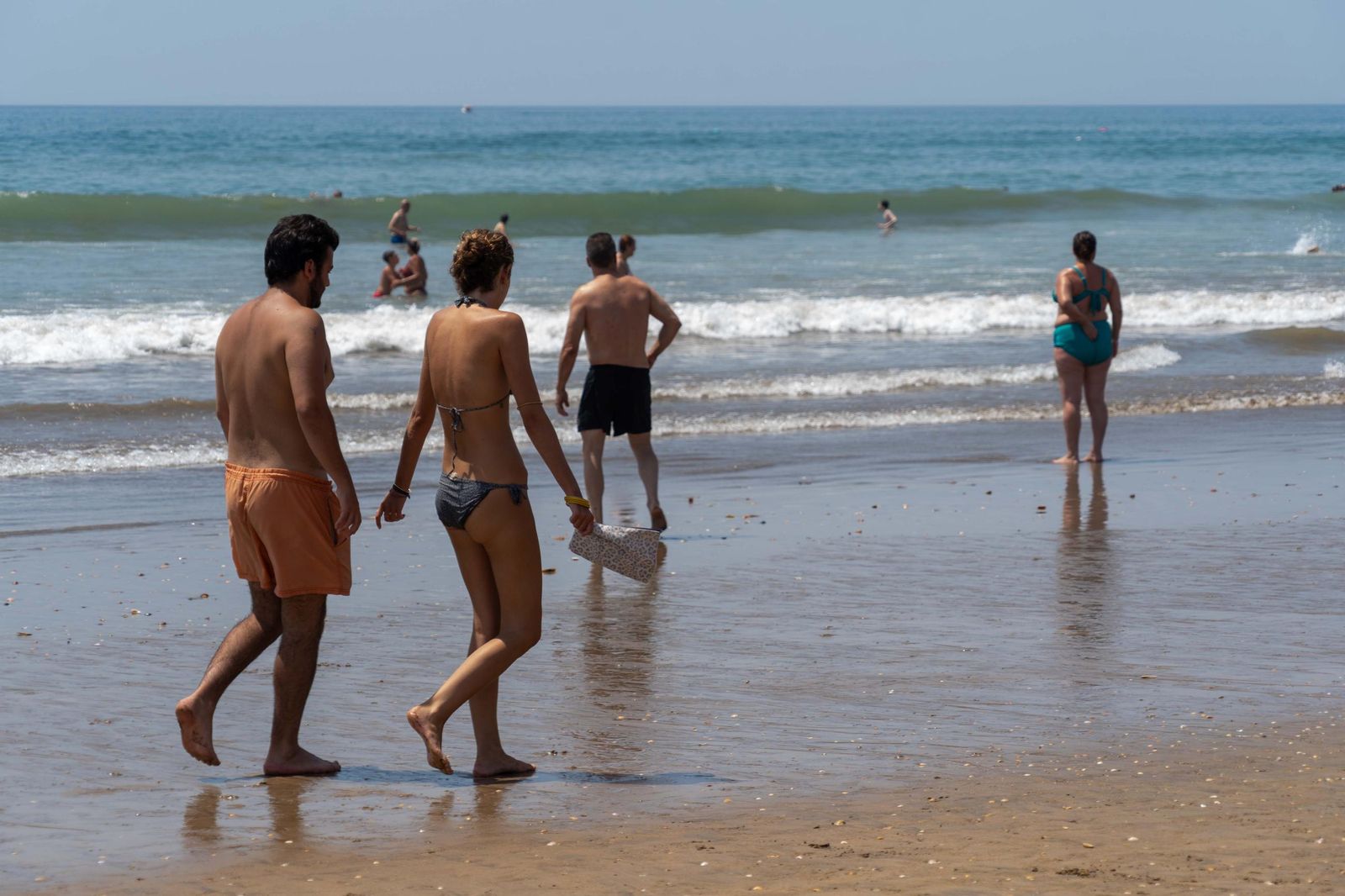 Imágenes de la mañana en las playas de Punta Umbría marcadas por la alerta roja