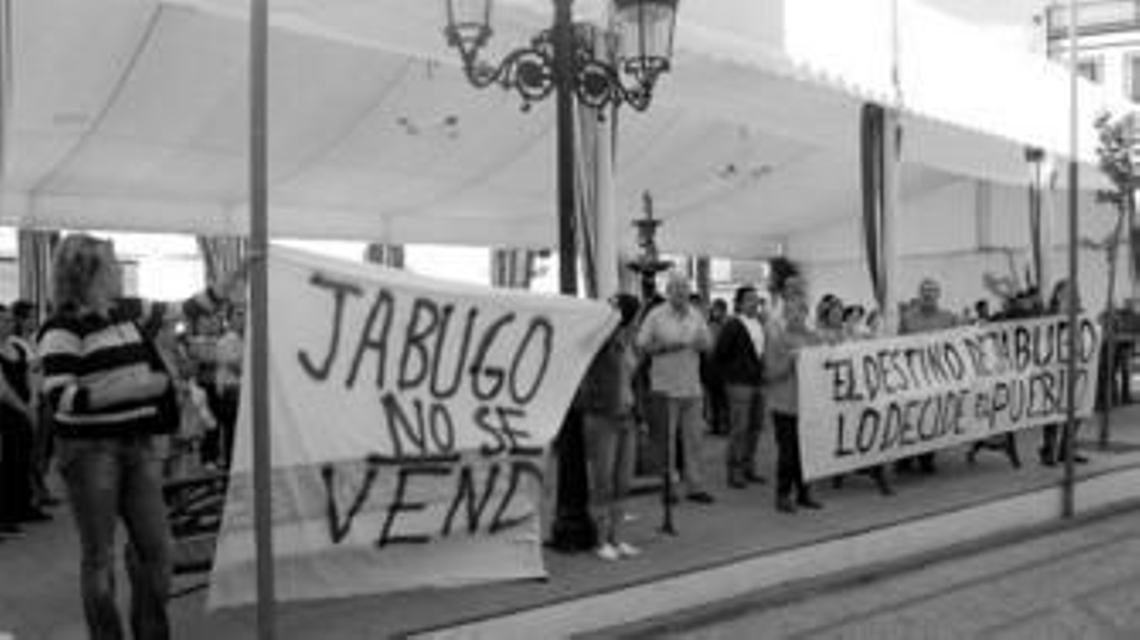 La concentración fue convocada por el grupo municipal de IU.