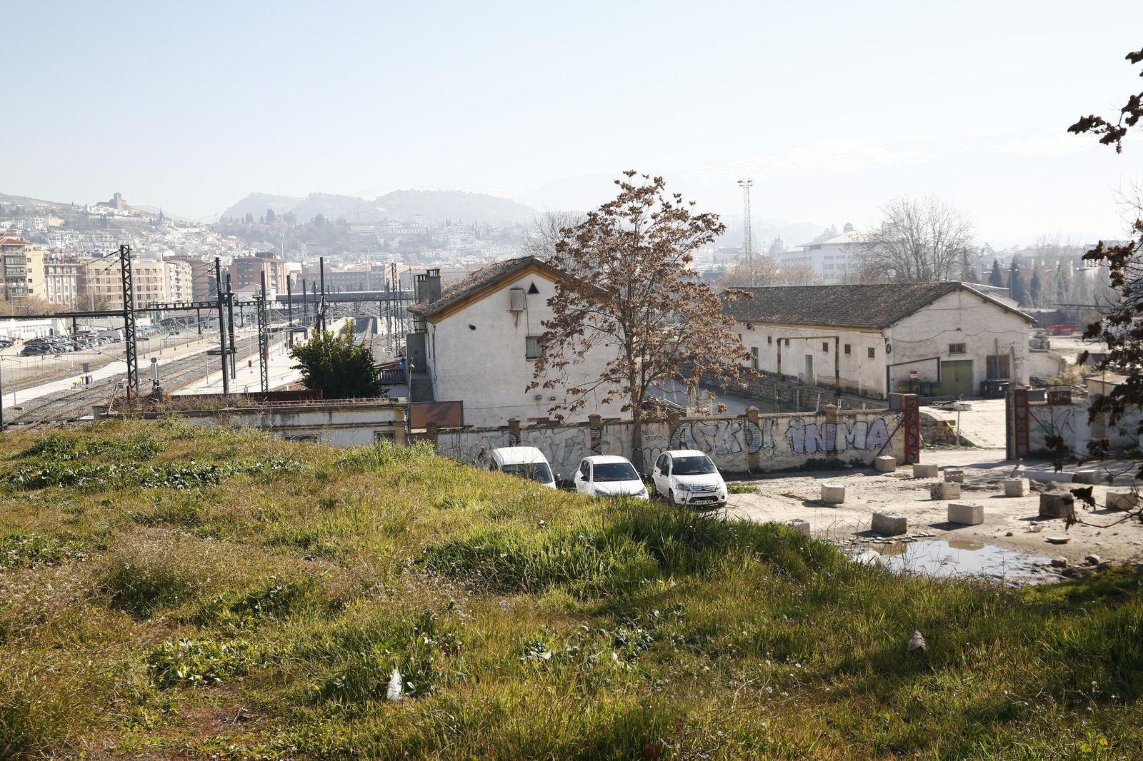 Vista del edificio polivalente y del taller que serán sometidos a un lavado de cara