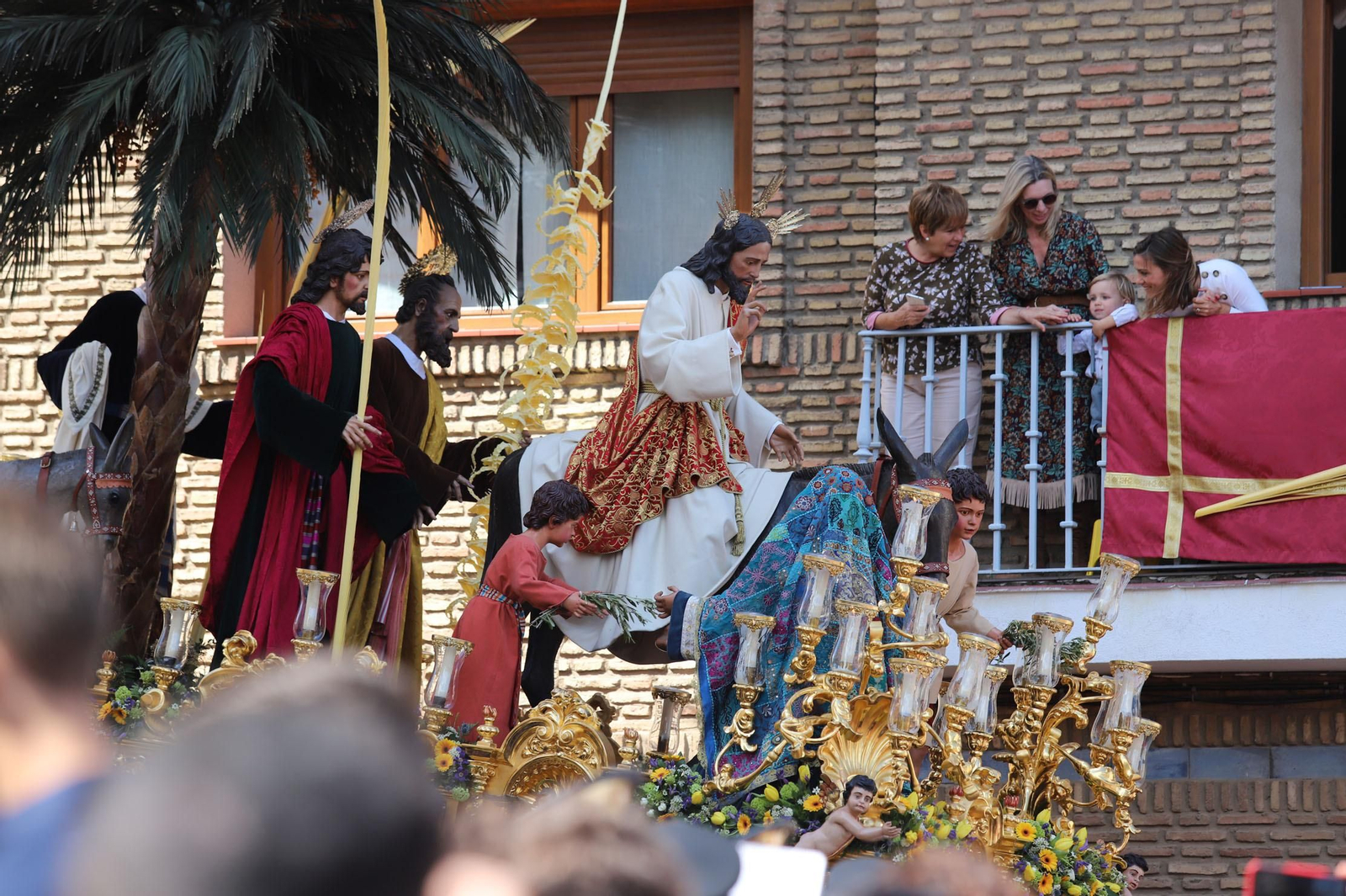 Imágenes del recorrido de la Borriquita  por las calles de Huelva