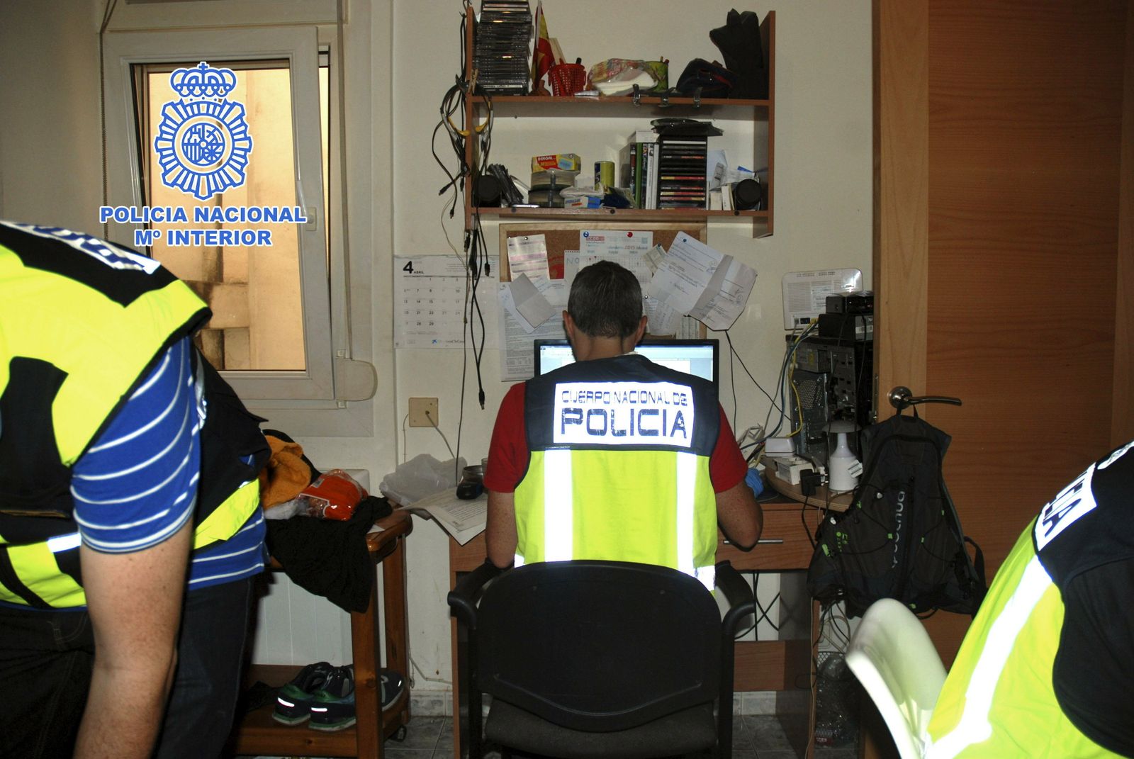 Imagen de archivo de un agente registrando el ordenador de un pederasta.