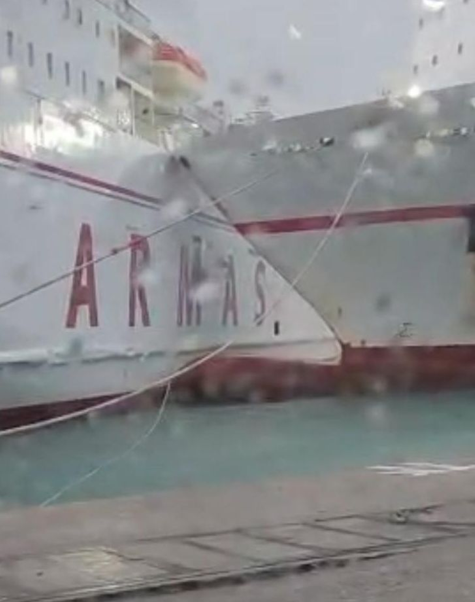 Momento del impacto entre dos de los tres buques de Armas Trasmediterránea, en un vídeo que se puede visionar en www.diariodecadiz.es