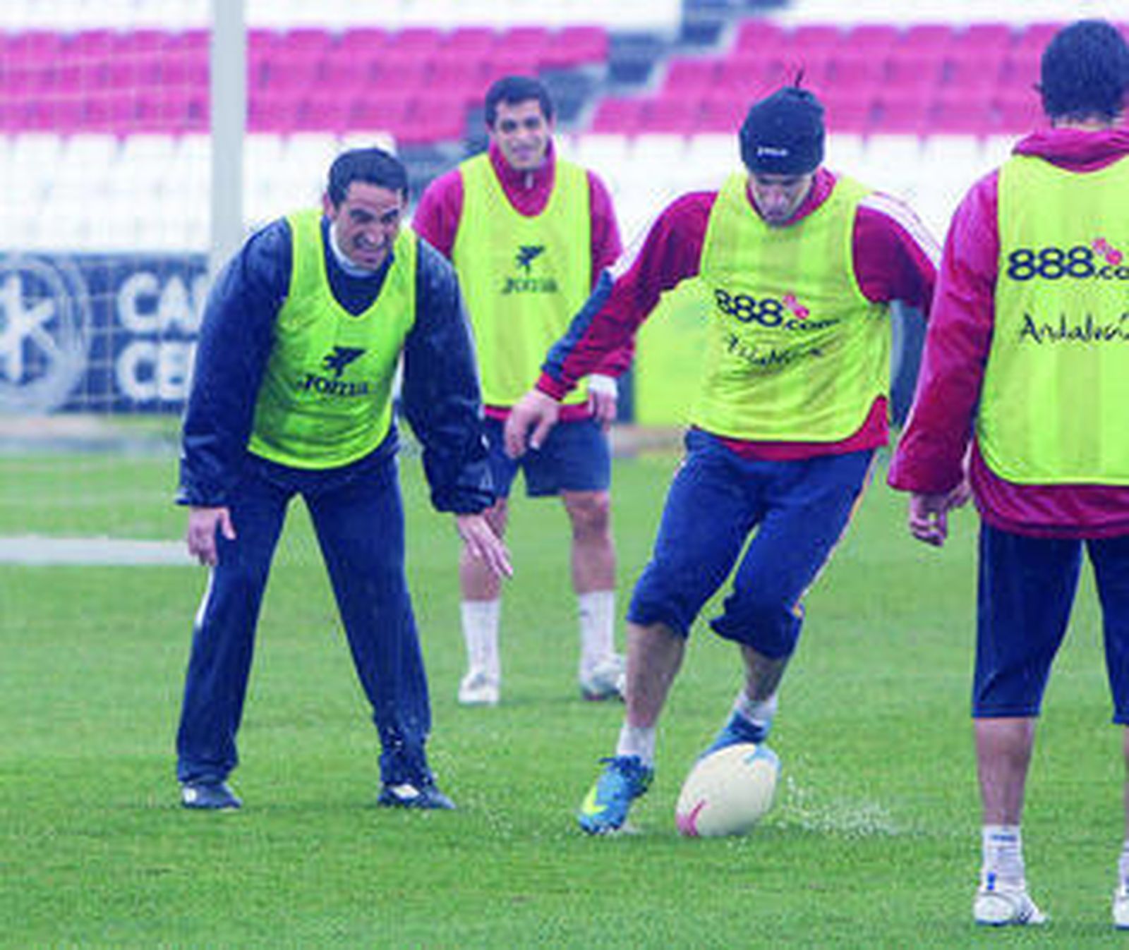 Manolo Jiménez anima sonriente a Dragutinovic en el condicionado entrenamiento bajo el agua y con balón oval de ayer.