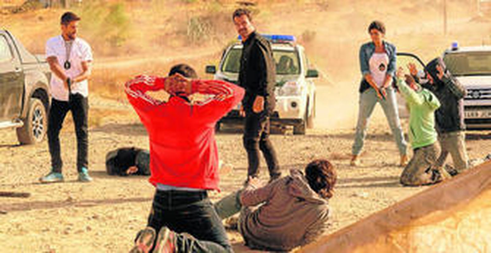 Una de las escenas de la serie donde participan varios de los actores en la que se producen varias detenciones.