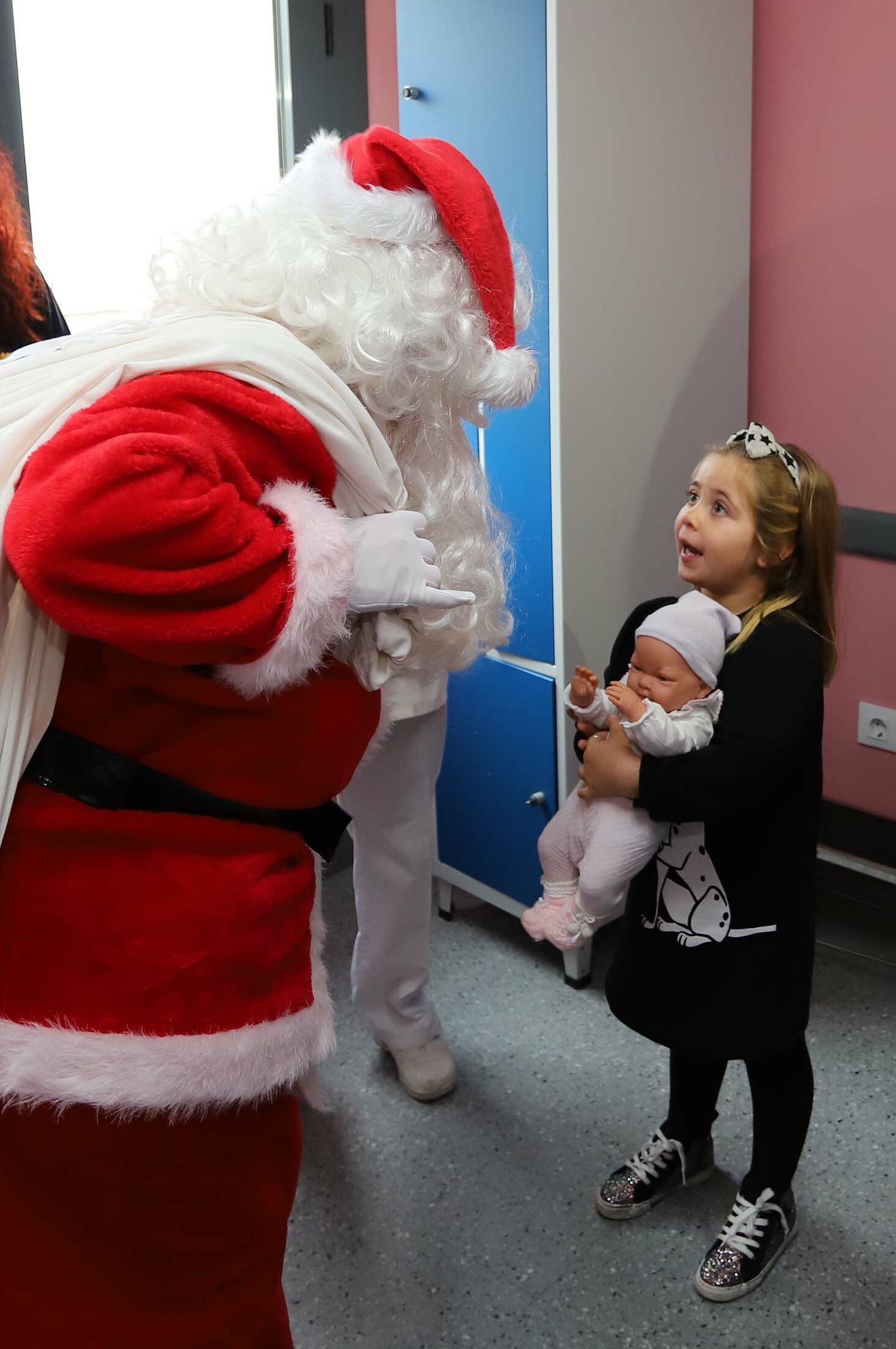 Imágenes de la visita de Papá Noel a los niños del hospital Juan Ramón Jiménez