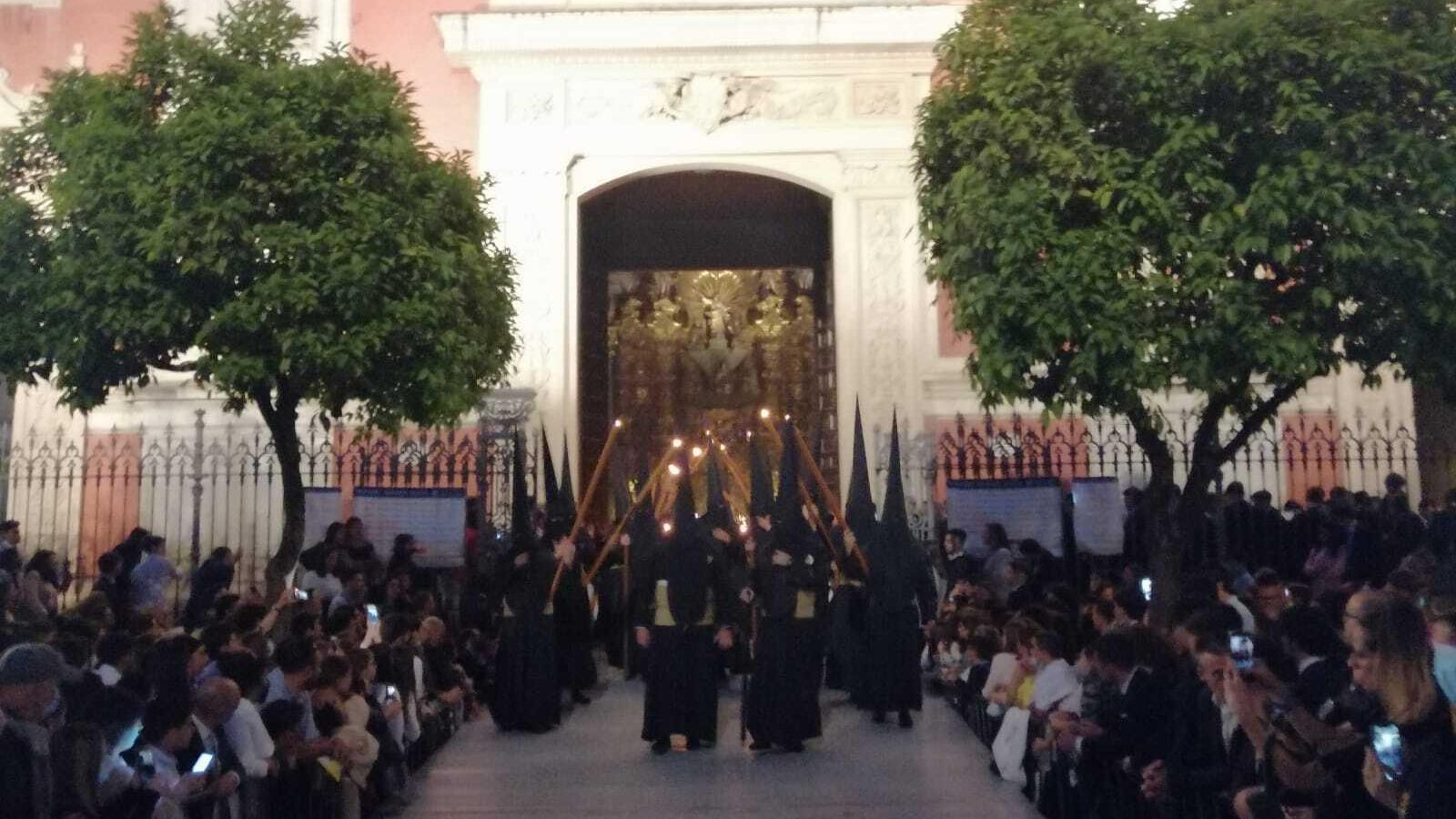 Salida de la Hermandad del Amor, en la Plaza del Salvador.
