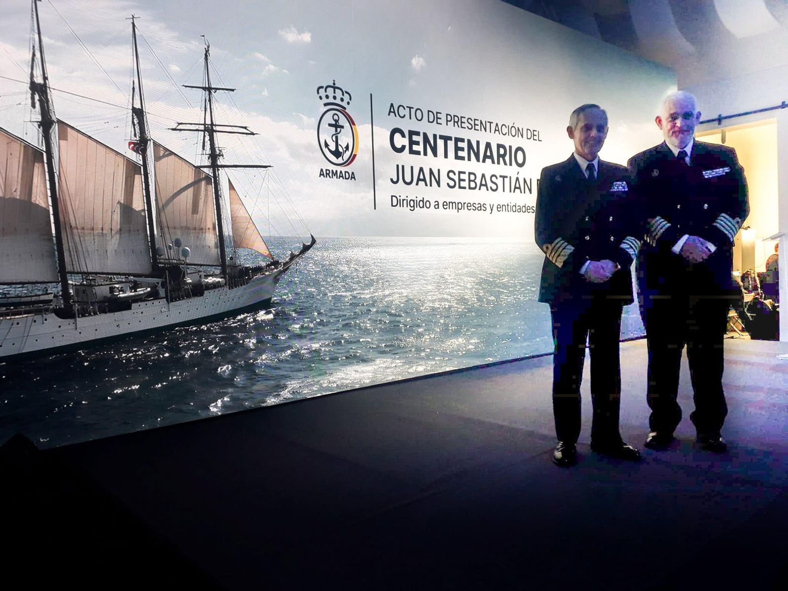 El segundo Ajema, almirante Gonzalo Sanz, y el capitán de navío Diego Carriazo, tras la presentación este viernes de los actos del centenario del 'Elcano' en Madrid