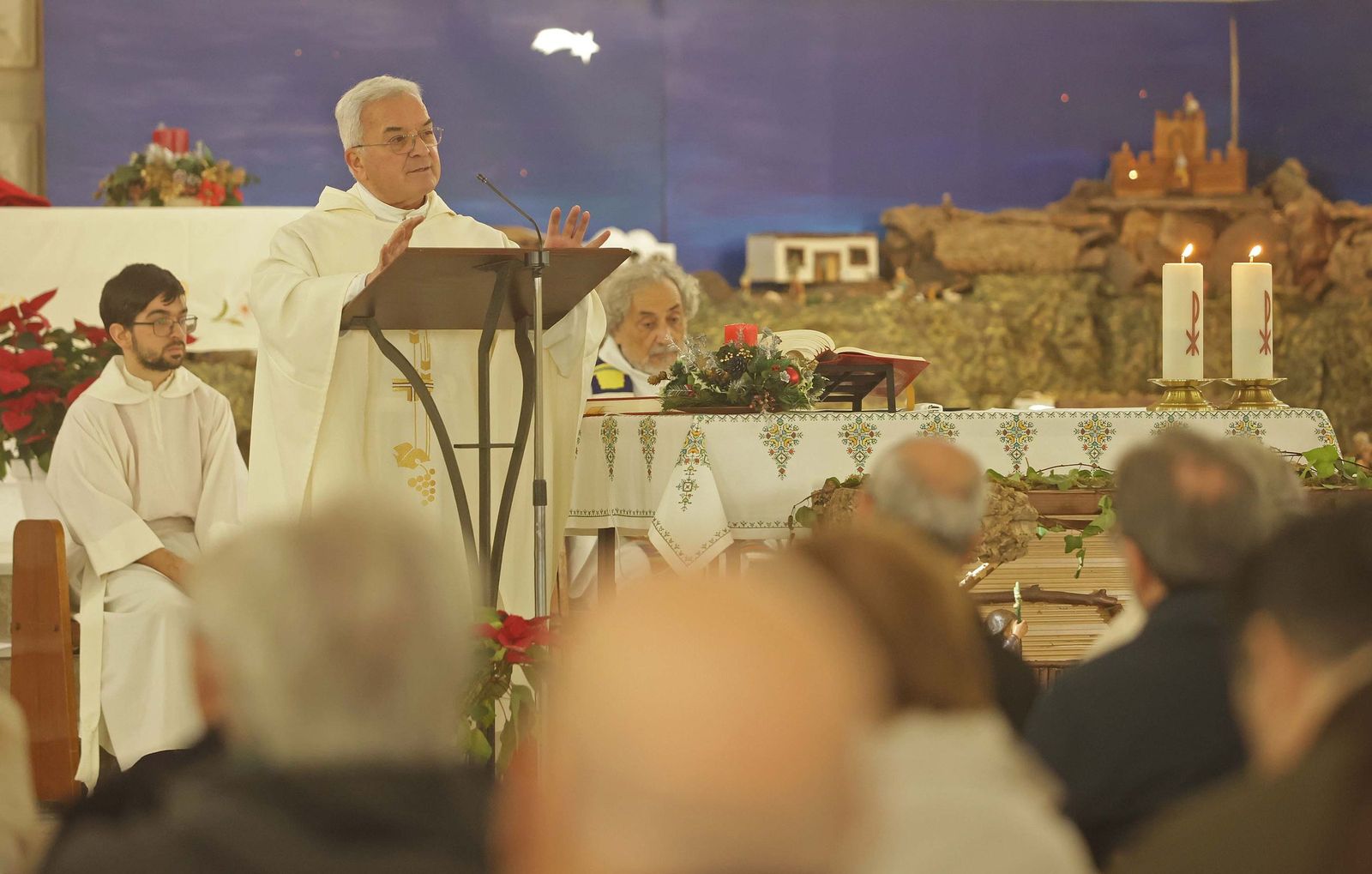 Fotos de la misa conmemorativa de los 50 años de dedicación del padre Pedro a la parroquia y al barrio de La Piñera