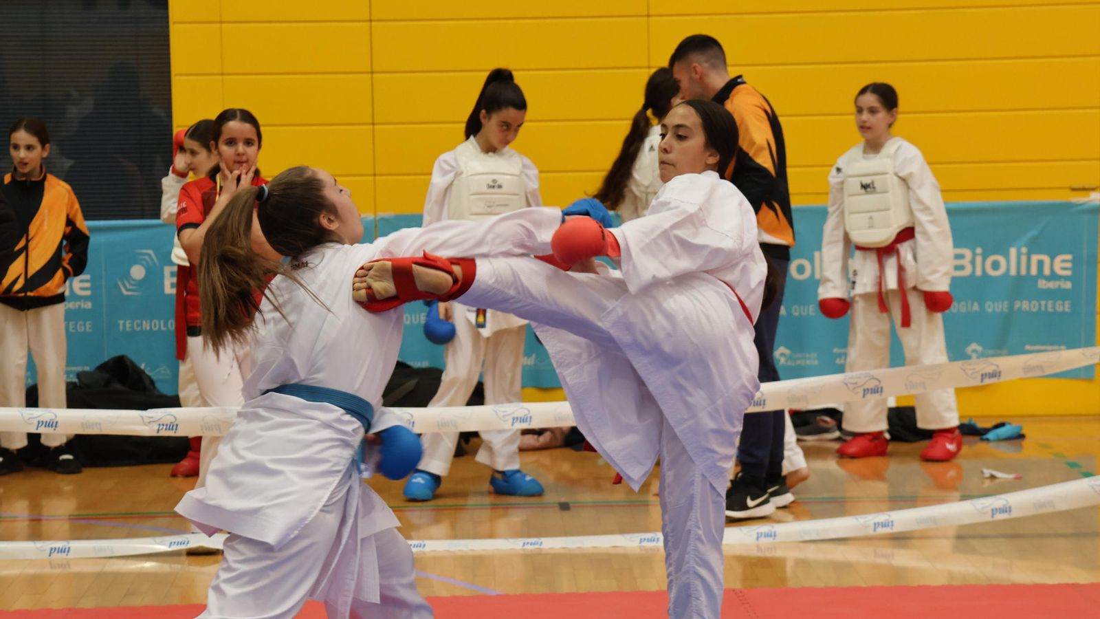 Dos karatecas en acción durante el Trofeo de Invierno Kumite.