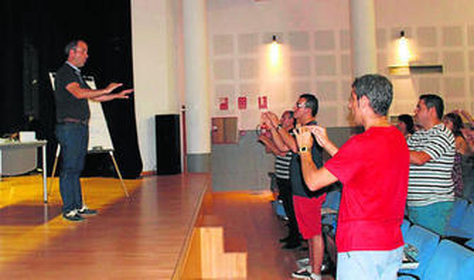 El profesor, J.J. Navarro impartió su clase en el auditorio de la Escuela Municipal de Música.