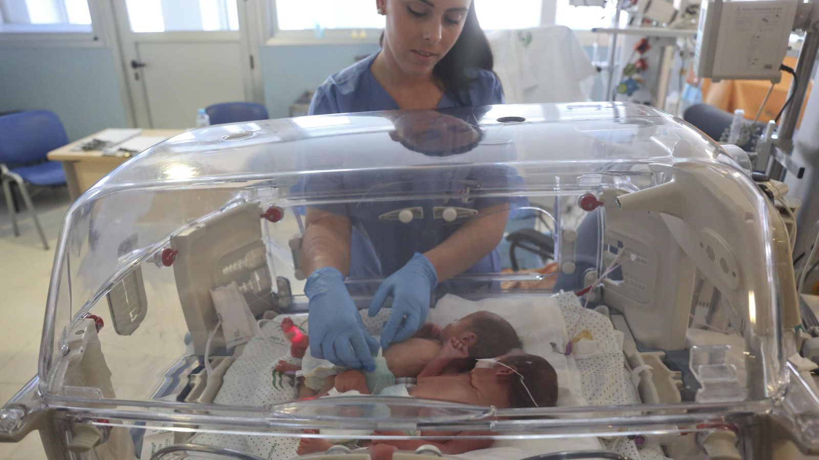 Dos gemelos en una incubadora.