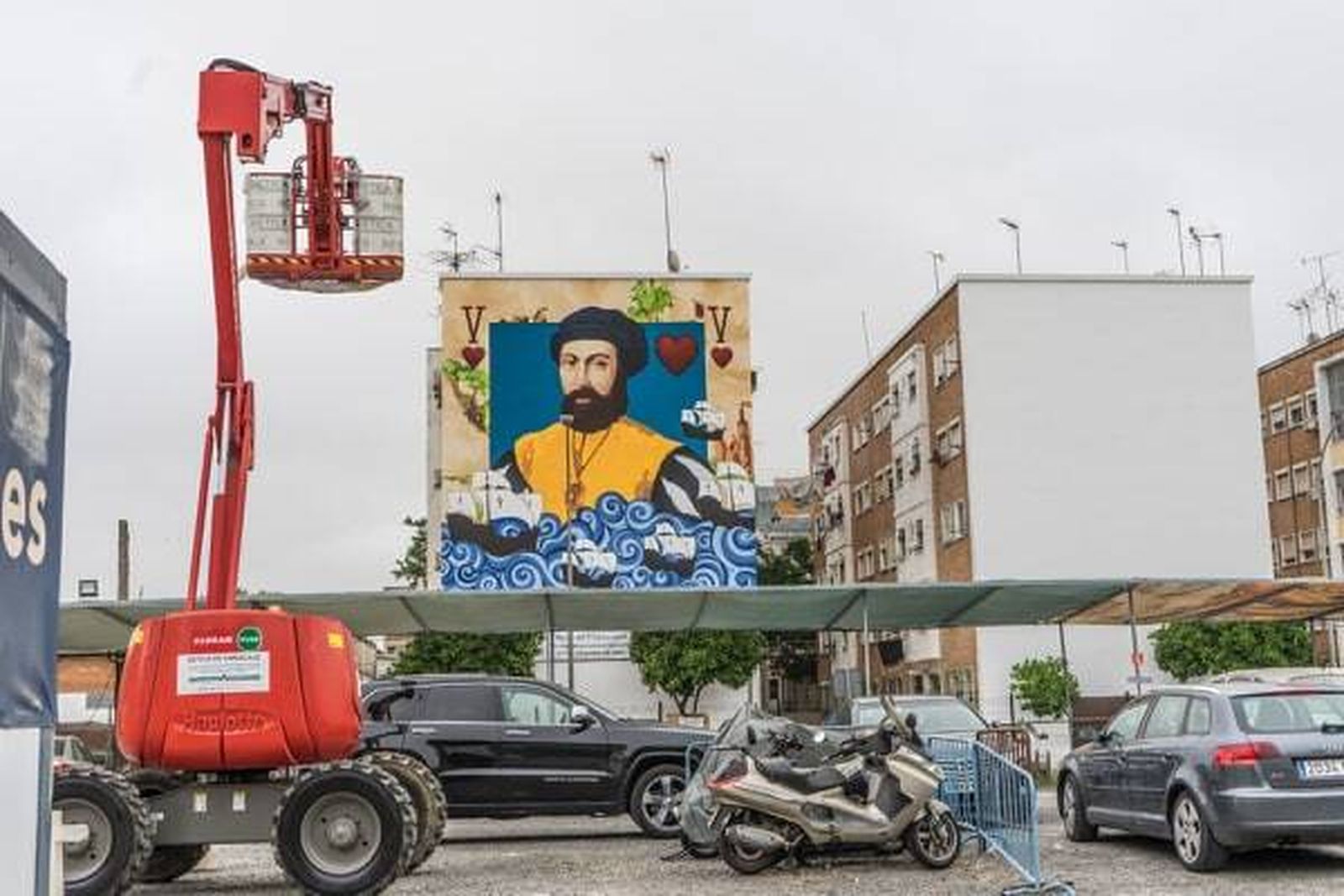 La pintura ya terminada junto al segundo de los bloque de pisos sobre el que la artista pintará el nuevo mural.