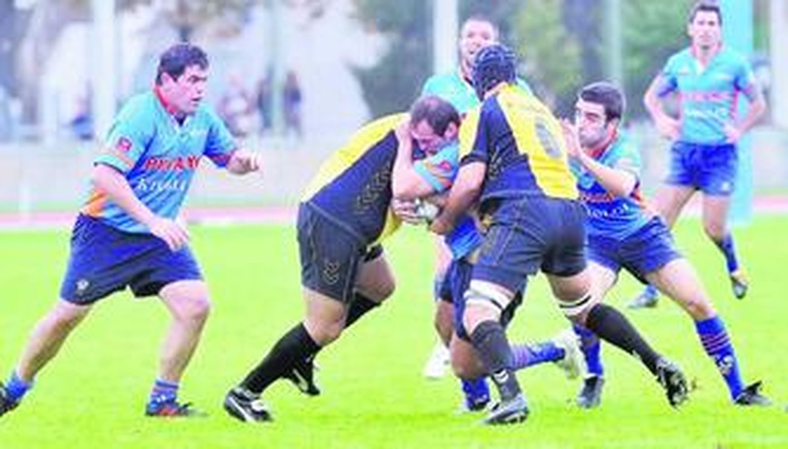 Andrea Bressolin (6) placa a un rival donostiarra.