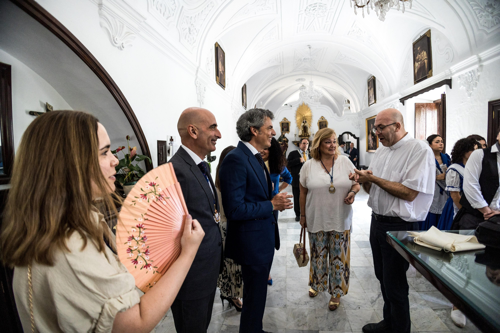 Las imágenes de la función y el besamanos a la Virgen del Carmen en San Fernando