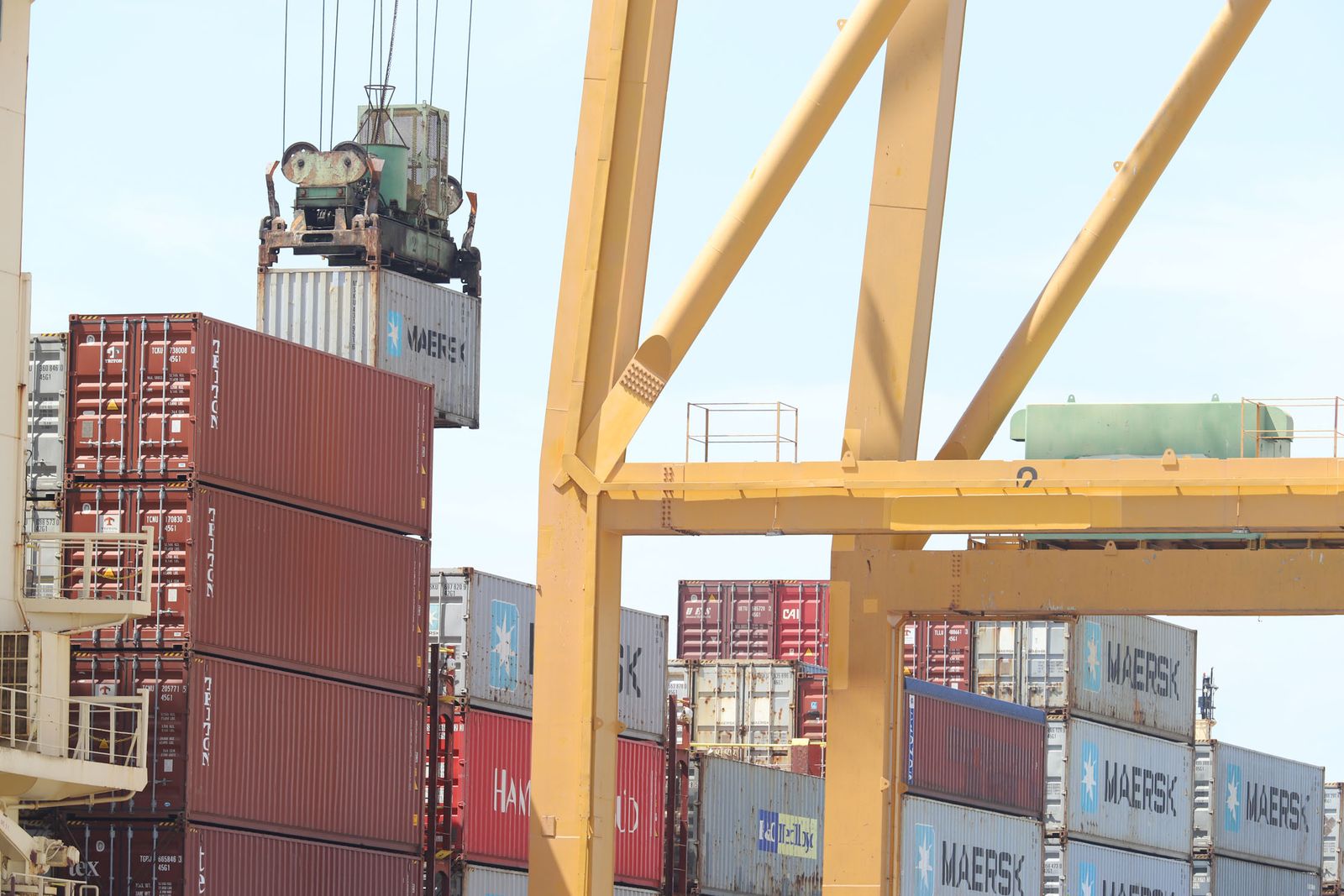 Imágenes de la llegada del buque Maersk al Puerto de Huelva, que abre las escalas con la línea entre Leixoes y Algeciras