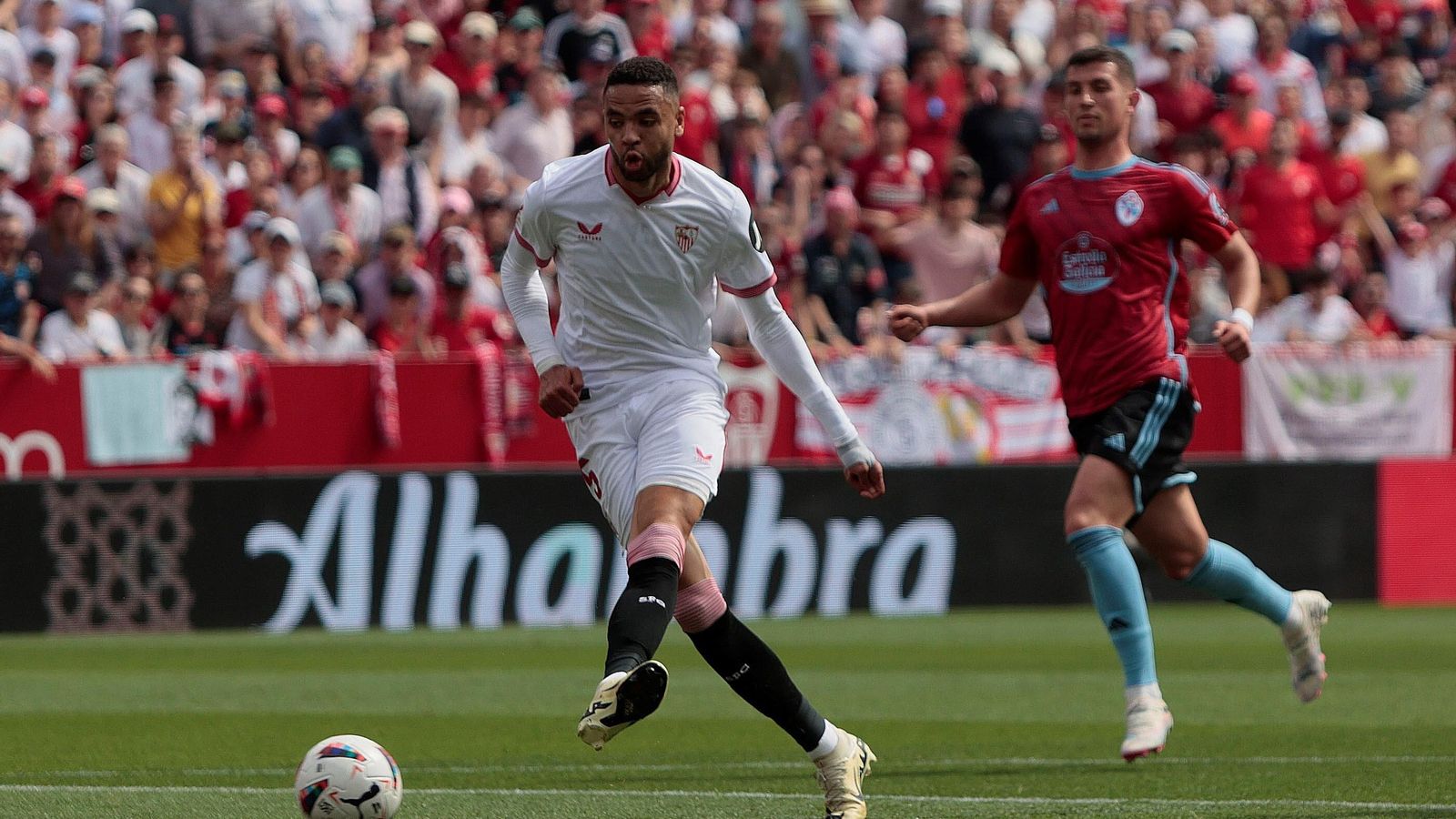 En-Nesyri dispara con el interior del pie para anotar el primer tanto del partido.