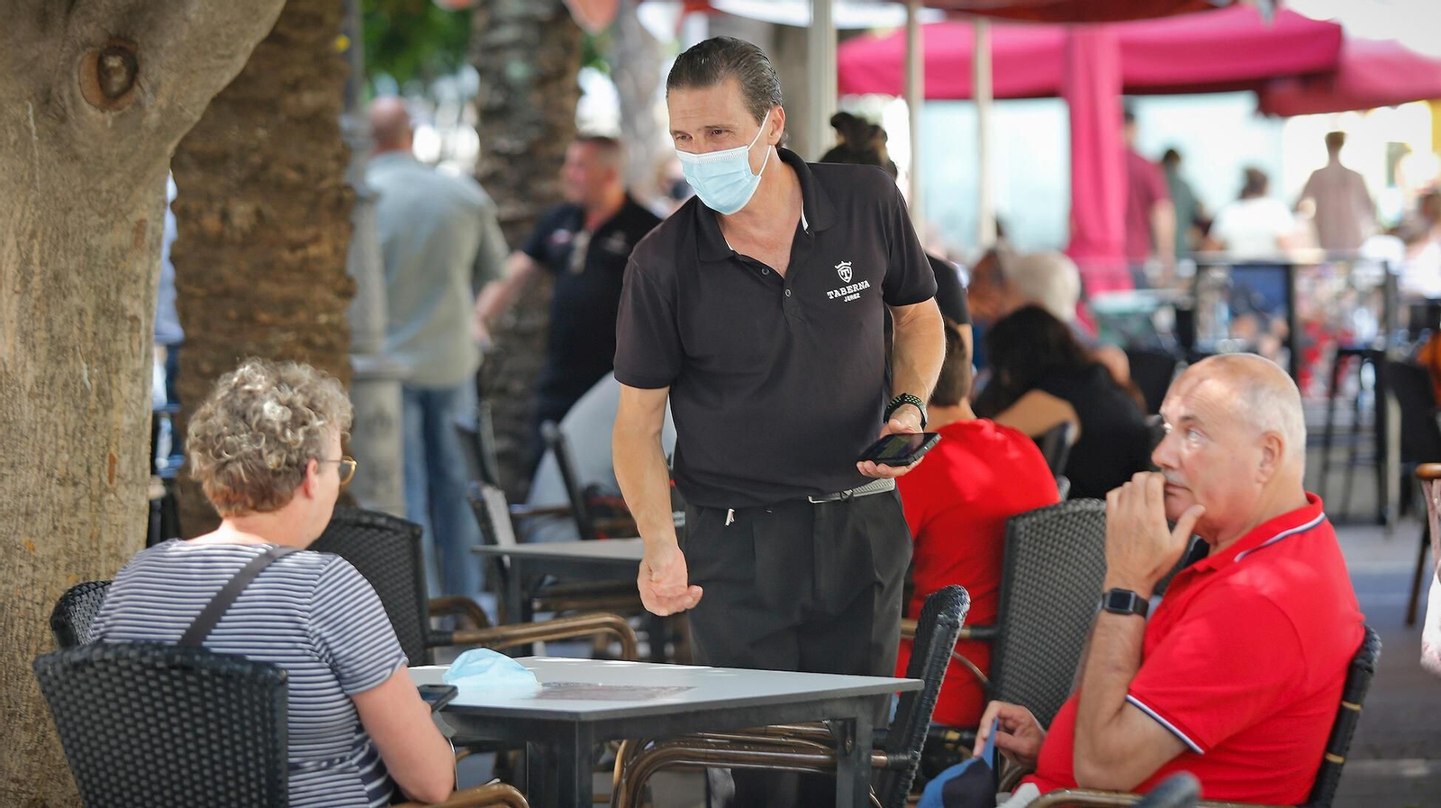 Un camarero atiende este jueves a una pareja en una terraza de Jerez.