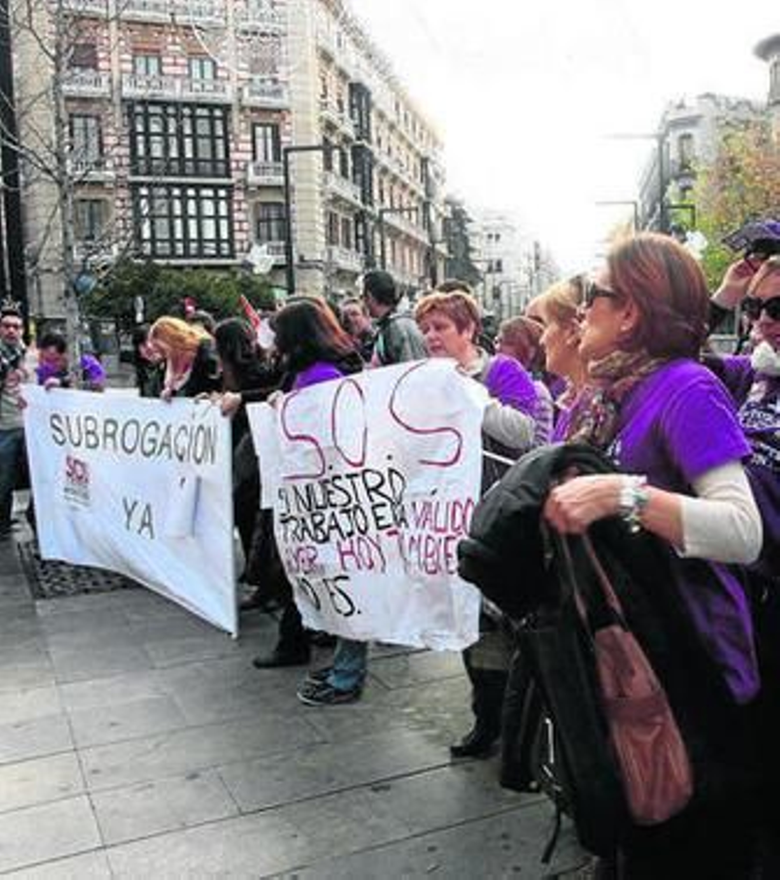 Monitores de los centros escolares protestan en la Junta de Andalucía.