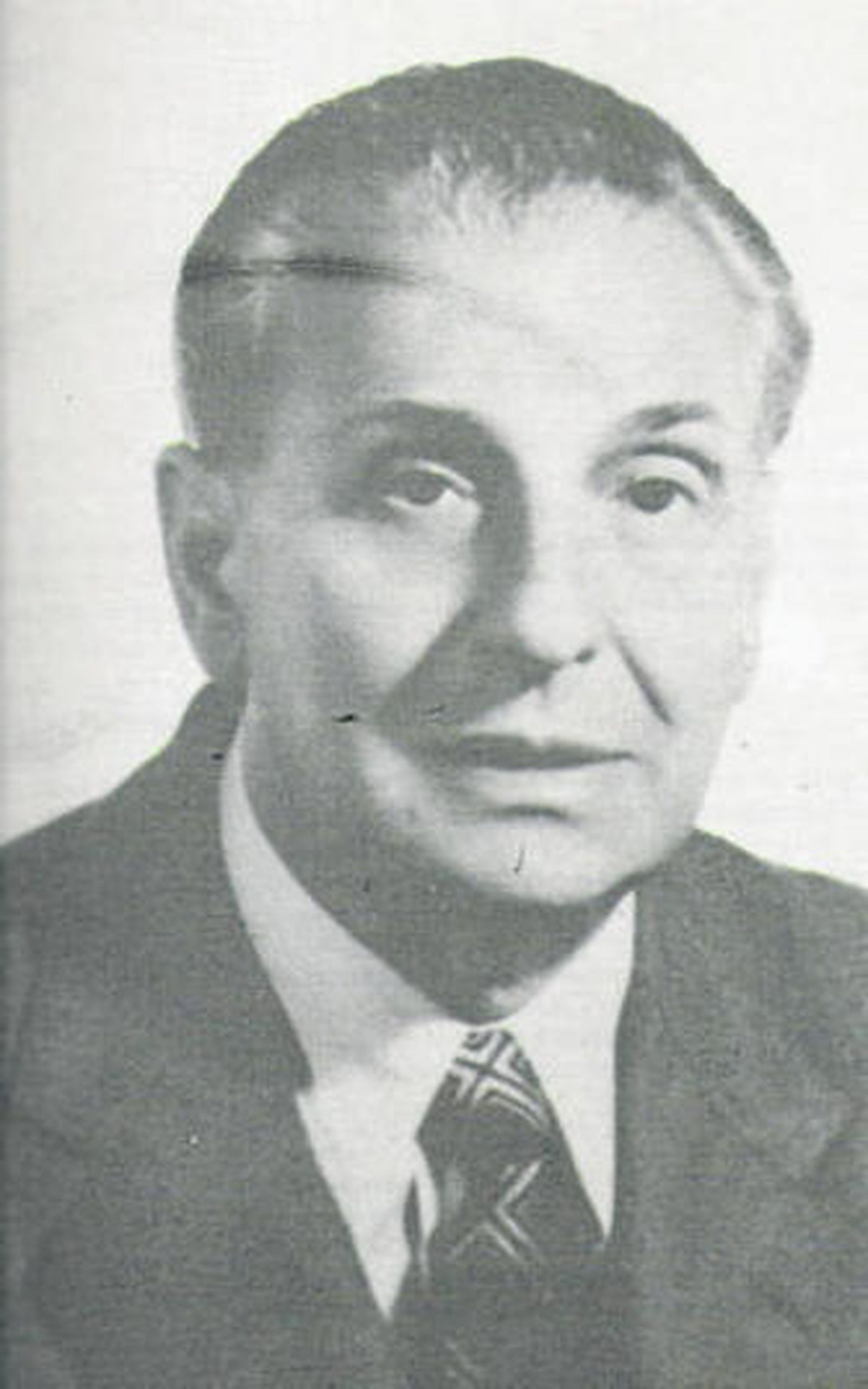 1. Foto antigua del Salón y del quiosco de la música. 2. Los maestros Montero, Faus y Sánchez Ruzafa. 3. Un retrato del maestro Adolfo Montero.  3. José Antonio Montero, primer director de la Banda Municipal de Música, en la calle Reyes Católicos.  Reportaje Gráfico: José Luis Delgado.