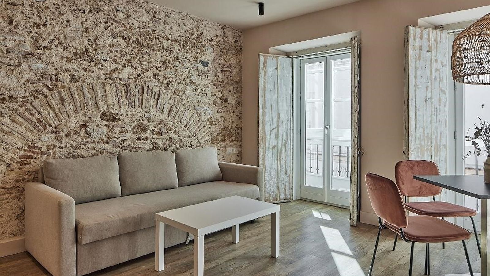 Salón con un arco canario de piedra ostionera.