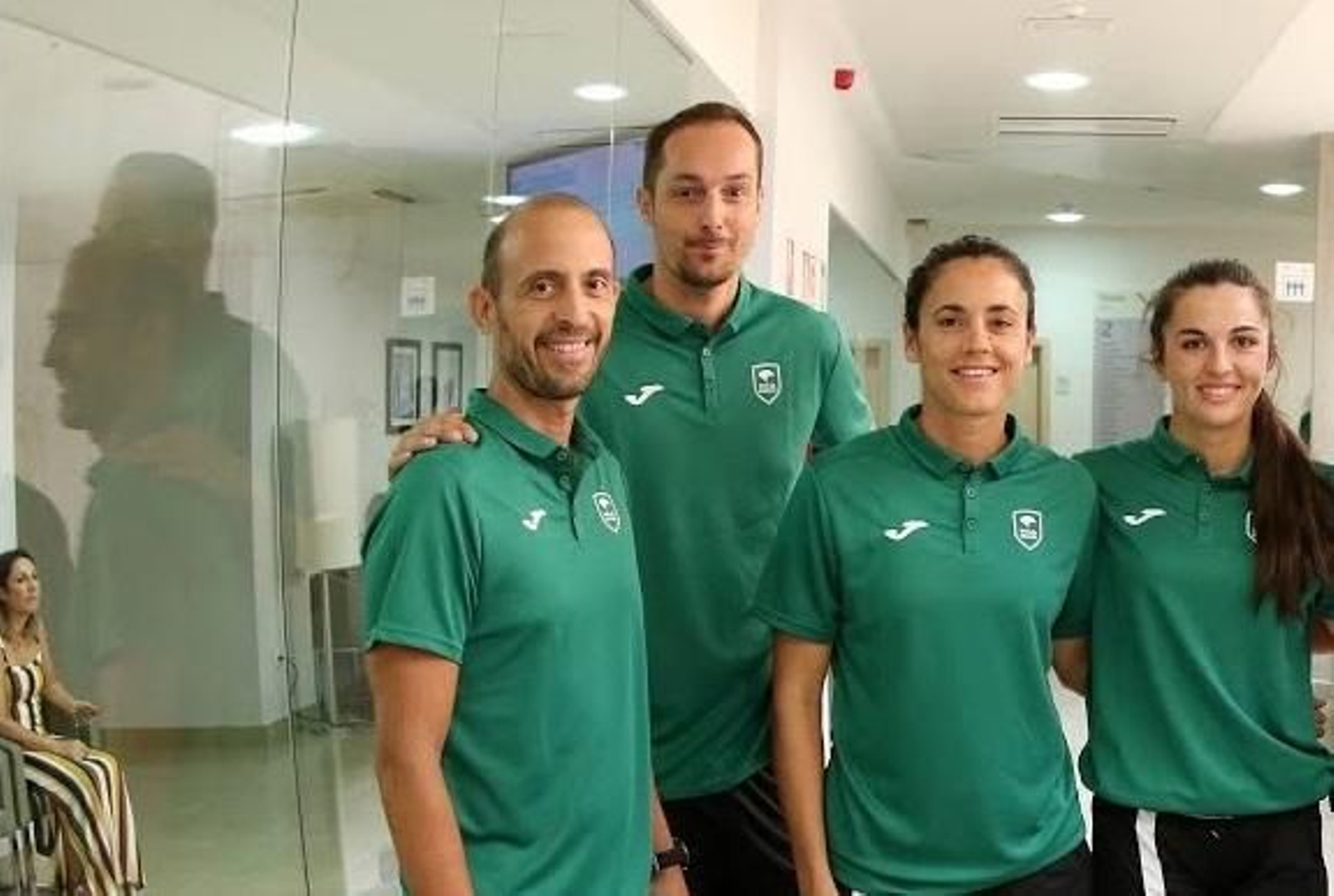 Jon Cortaberria, segundo por la izquierda con el Unicaja Femenino.