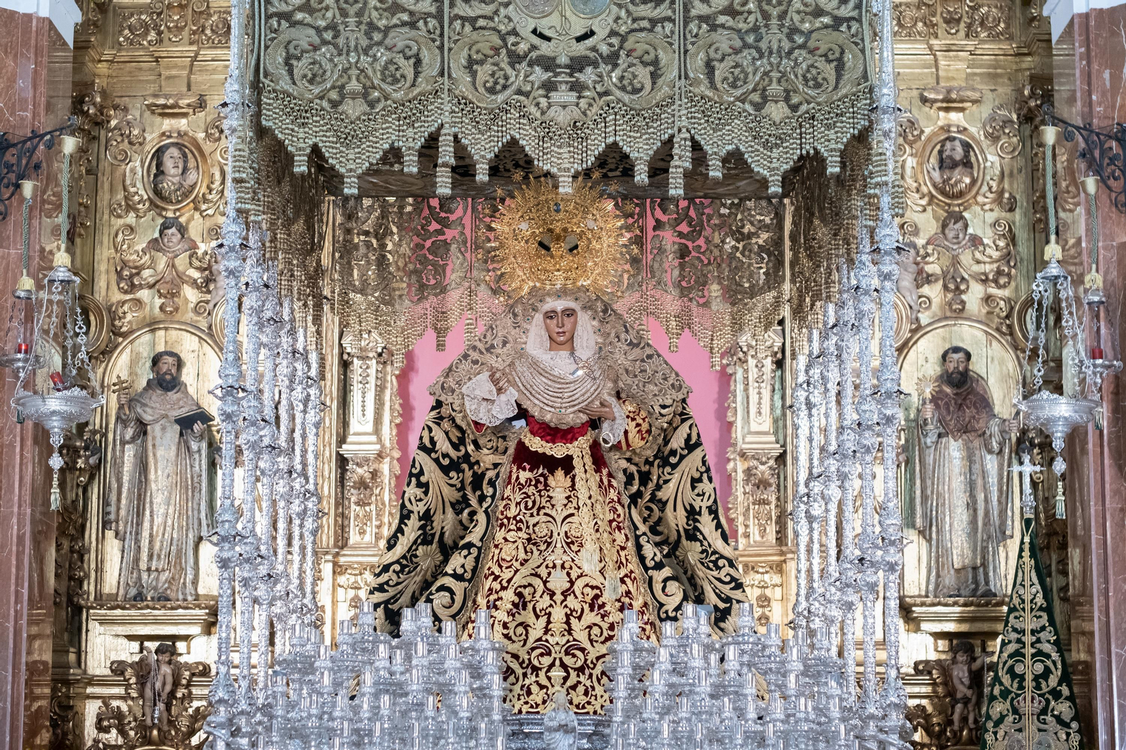 La Esperanza de Triana en su paso de palio, en imágenes