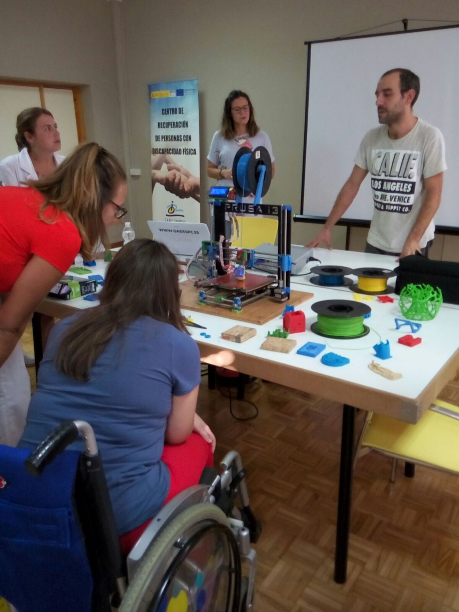 Un momento de las jornadas sobre impresión 3D mientras los participantes observan su funcionamiento.