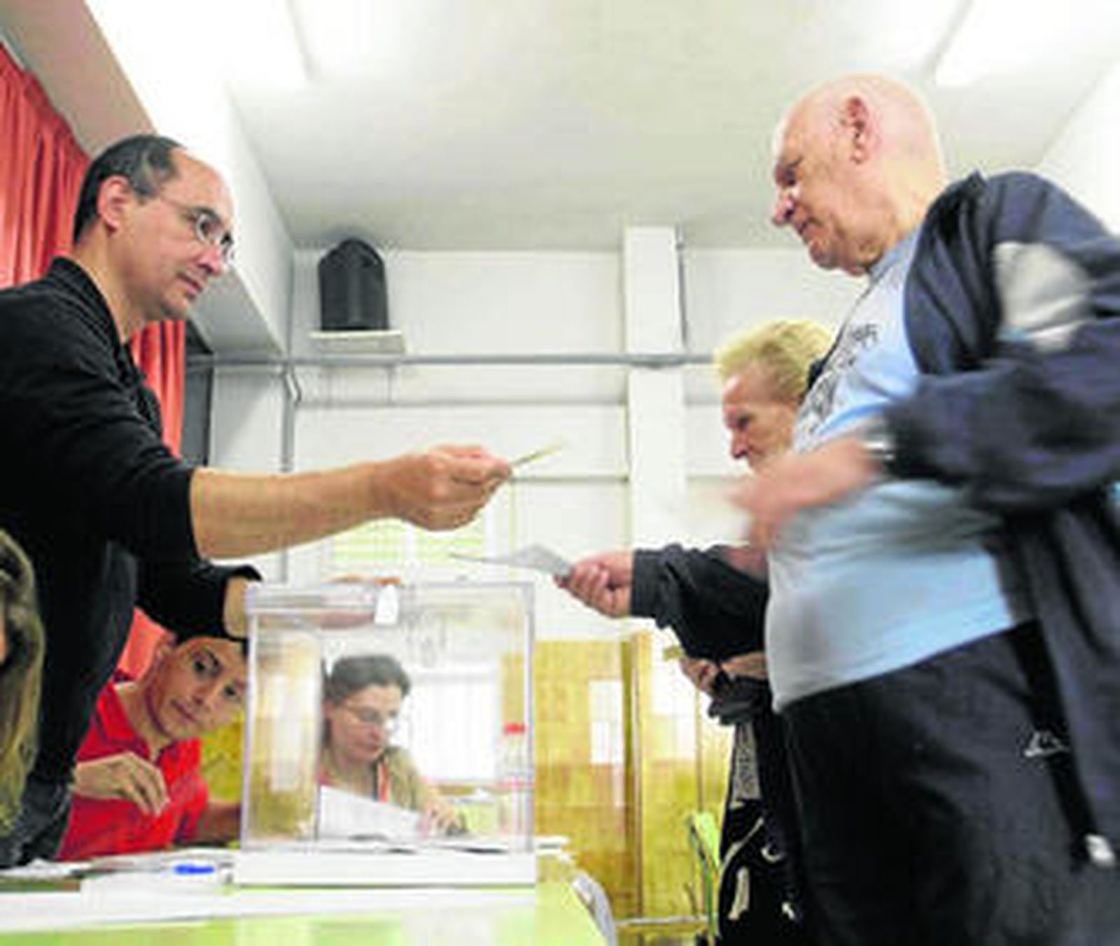 Una pareja vota en un colegio electoral de Granada en una anterior cita con las urnas.