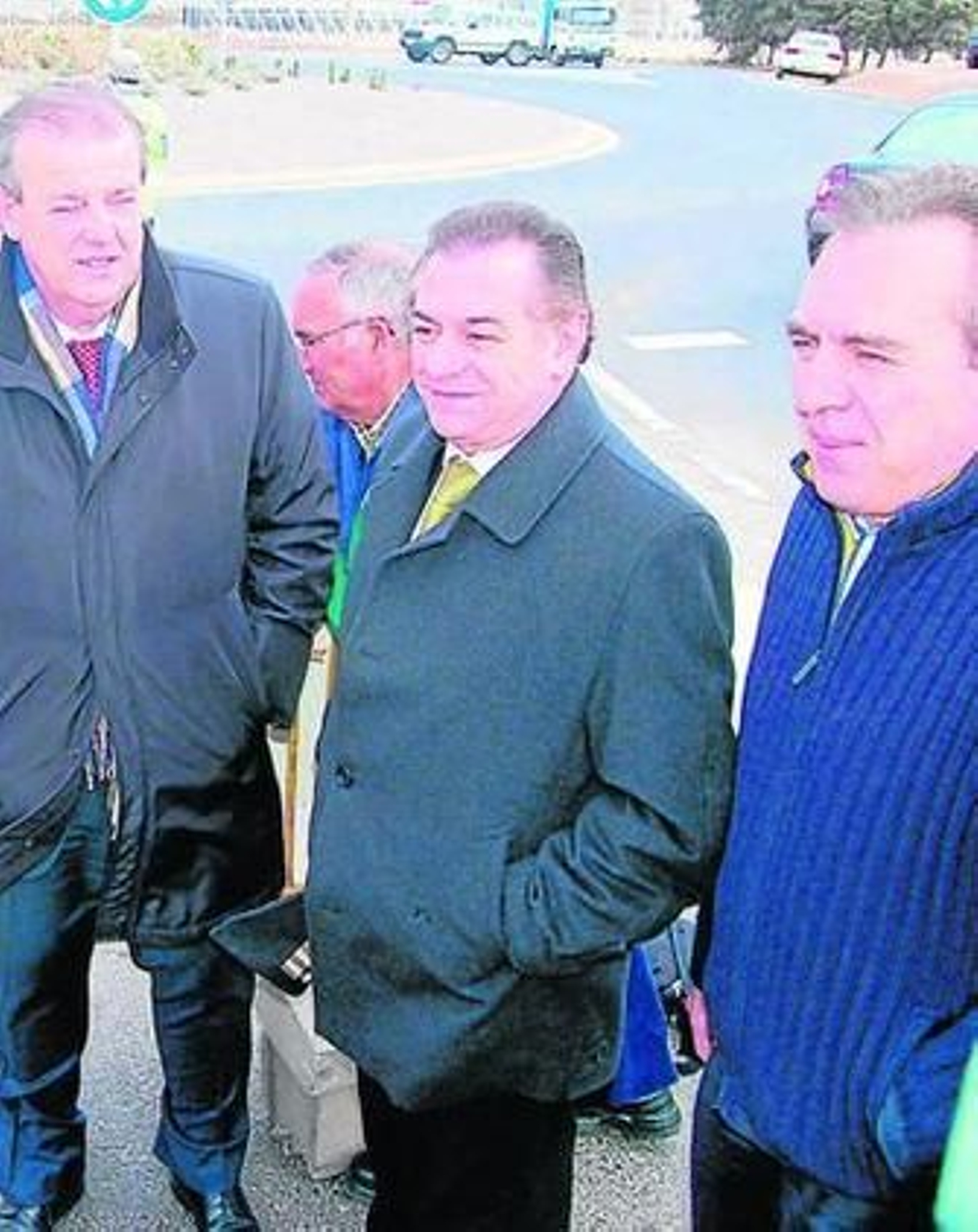 Juan Enciso, José Añez y Ángel Díaz durante la visita de unas obras de Diputación en el año 2008.