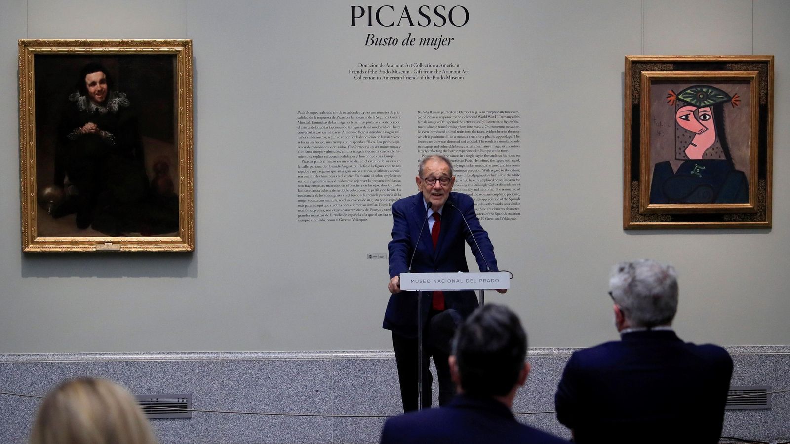 Javier Solana entre 'El bufón Calabacillas' de Velázquez y el 'Busto de mujer' de Picasso.