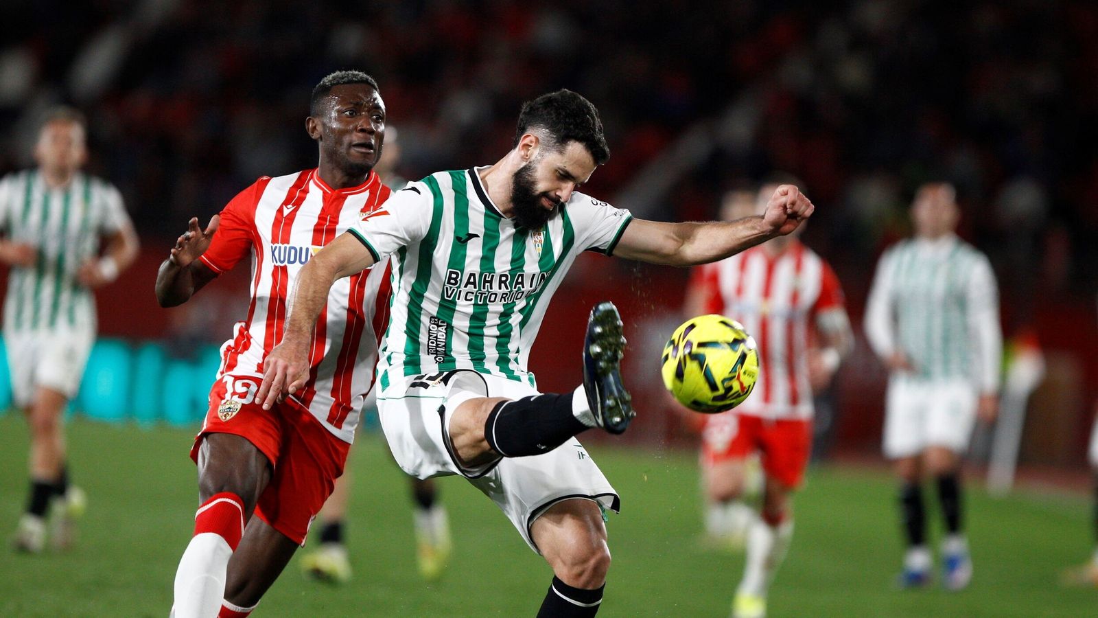 Xavi Sintes intenta despejar el balón ante la presión de Soko en el tramo final del Almería - Córdoba CF.