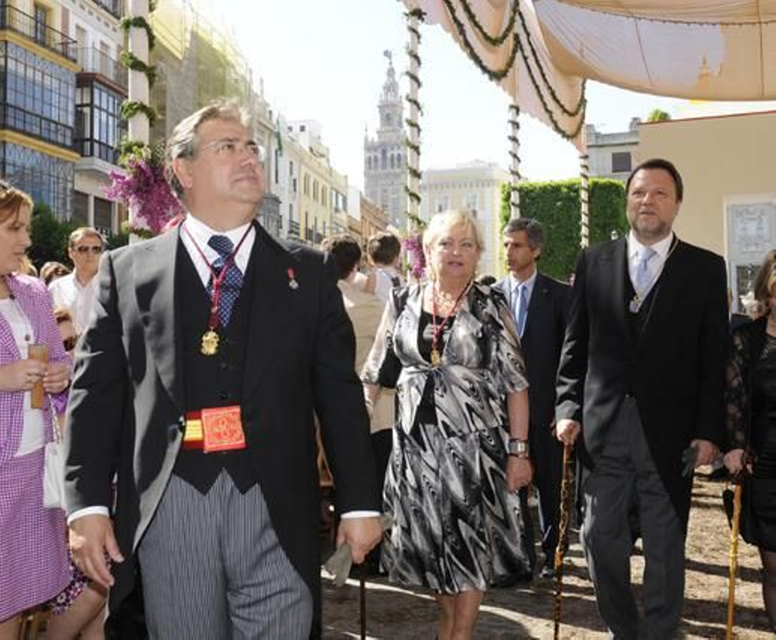 Juan Ignacio Zoido durante el cortejo con Rosa Mar Prieto-Castro y Alfredo Sánchez Monteseirín detrás.

Foto: Juan Carlos Váquez
